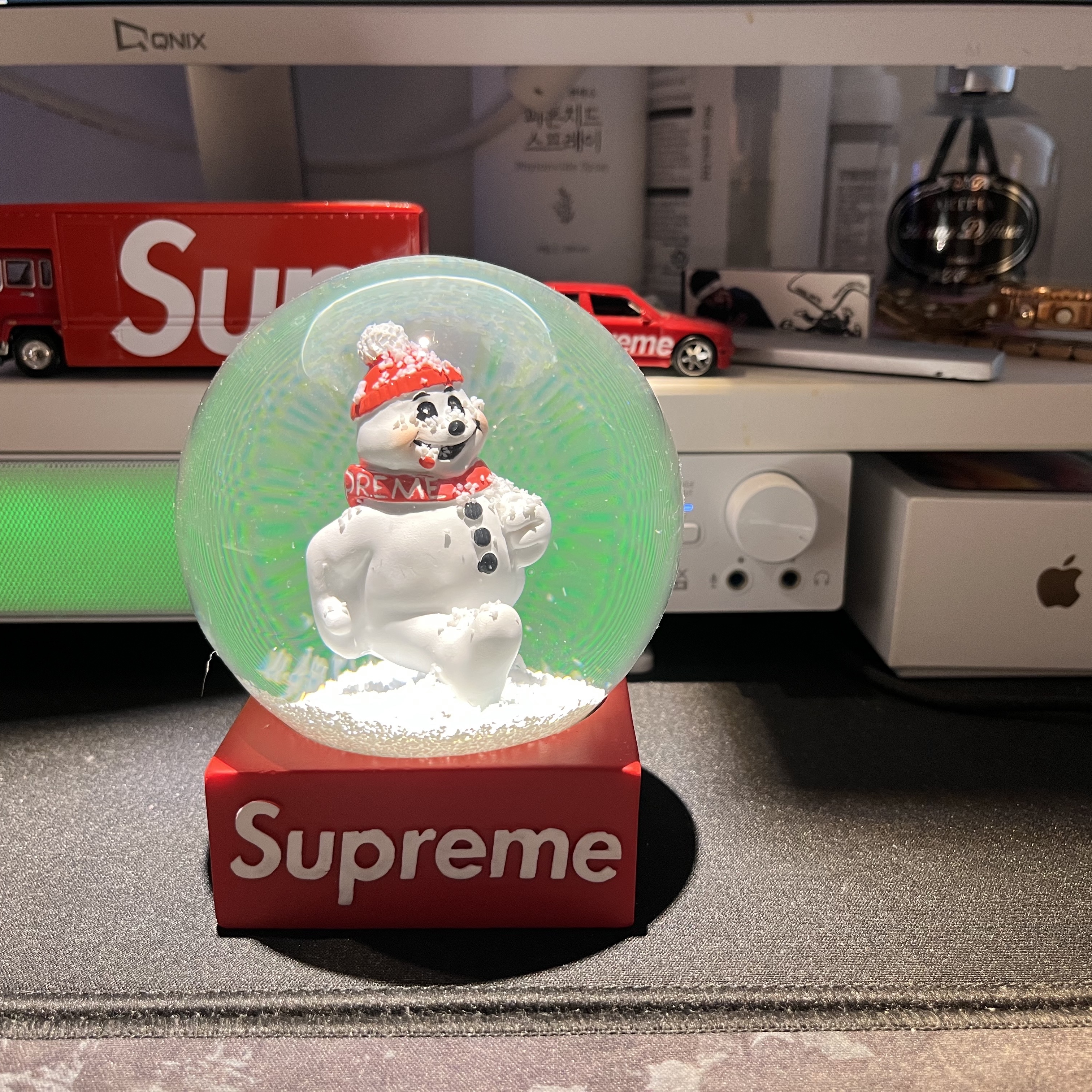 Supreme Snowman Snowglobe Red, Hot Wheels x Supreme Fleet Flyer + 1992 BMW M3 Red - 19SS 착용 스타일 - 4