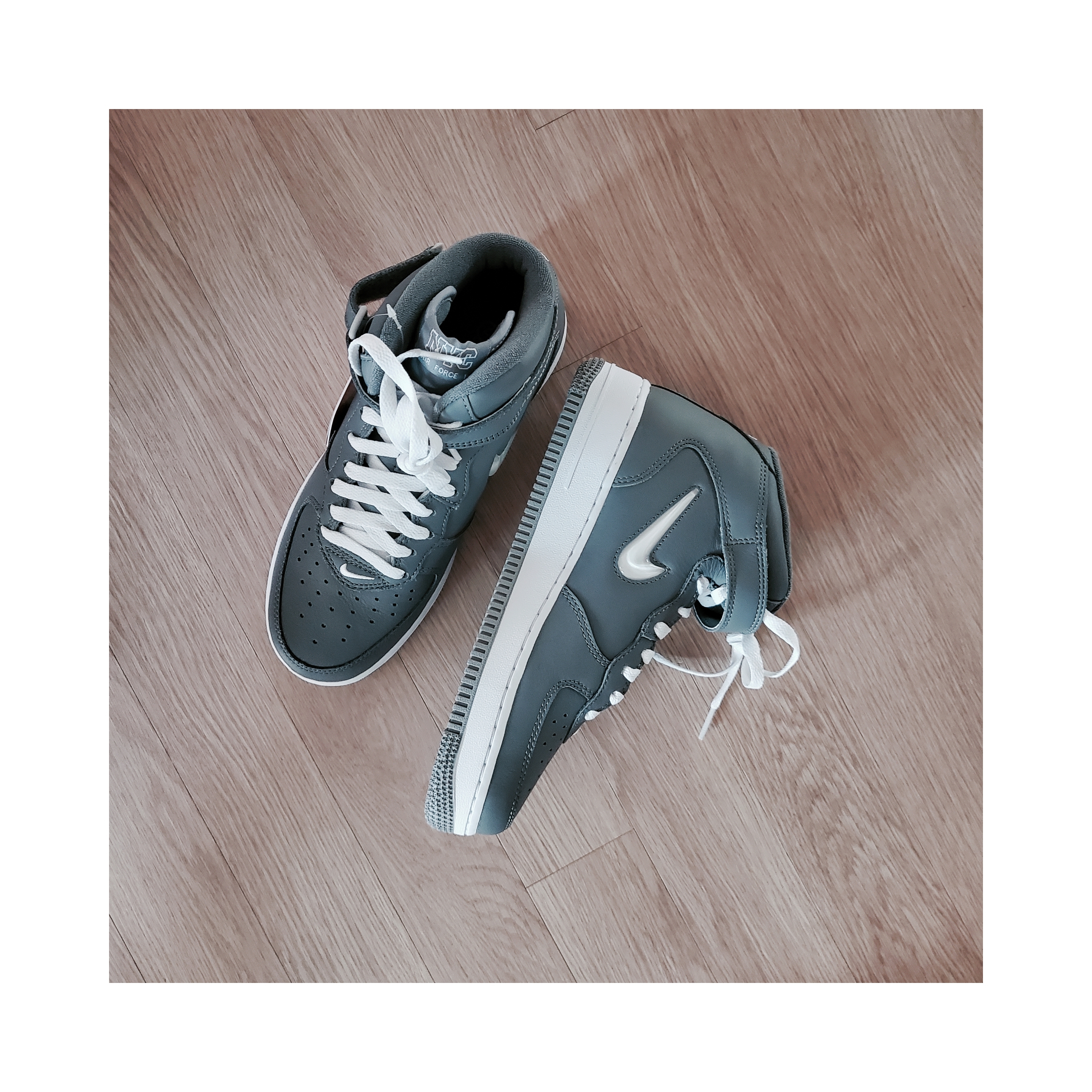 Nike Air Force 1 Mid QS NYC Cool Grey 착용 스타일