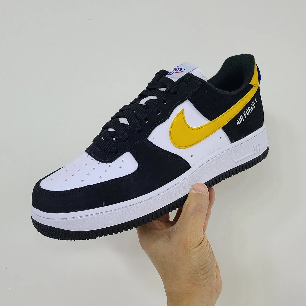 Nike Air Force 1 '07 LV8 Athletic Club Black Dark Sulfur, Nike Air Force 1 '07 Low White 착용 스타일 - 1