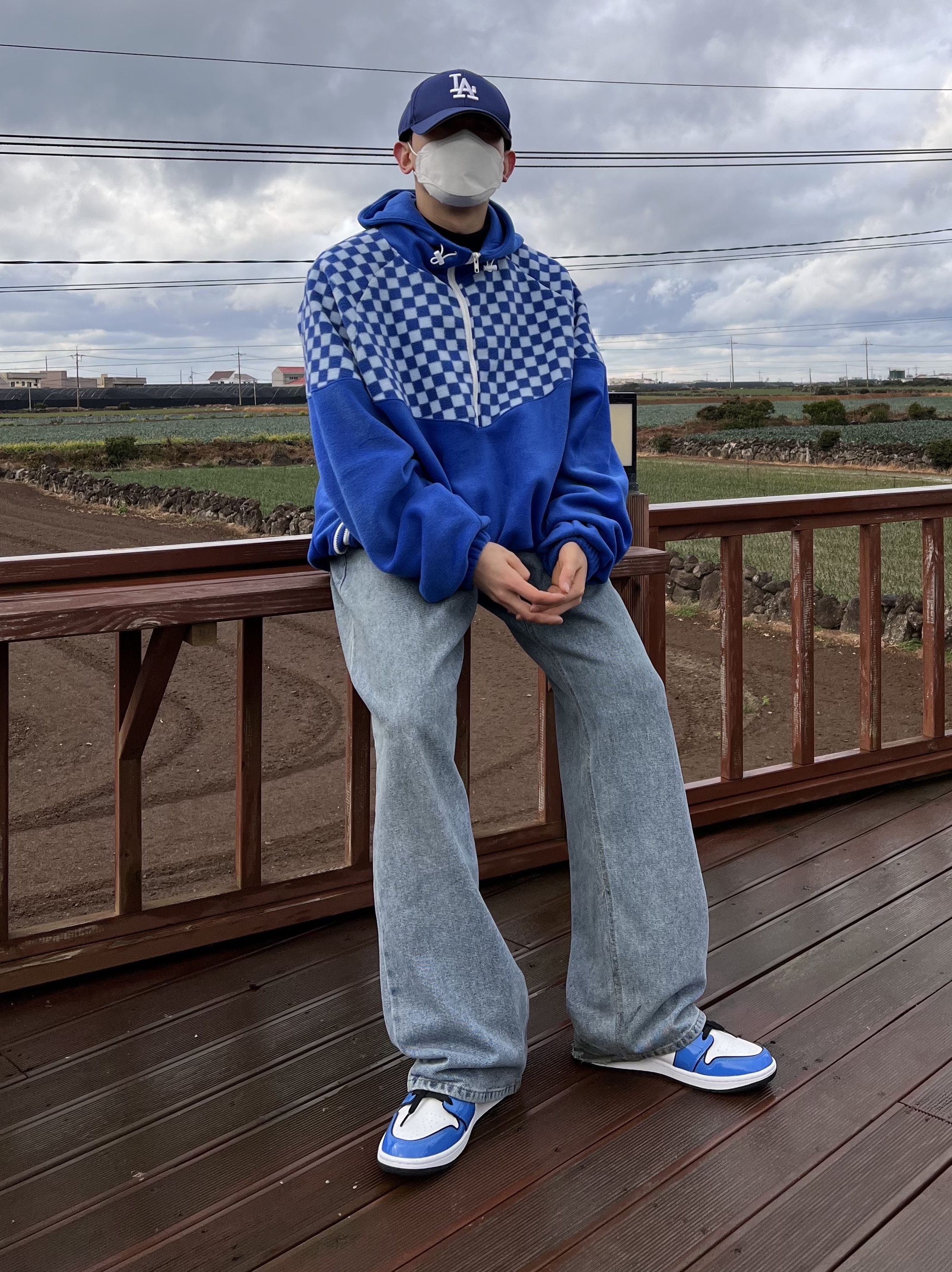Jordan 1 Mid SE Signal Blue 착용 스타일