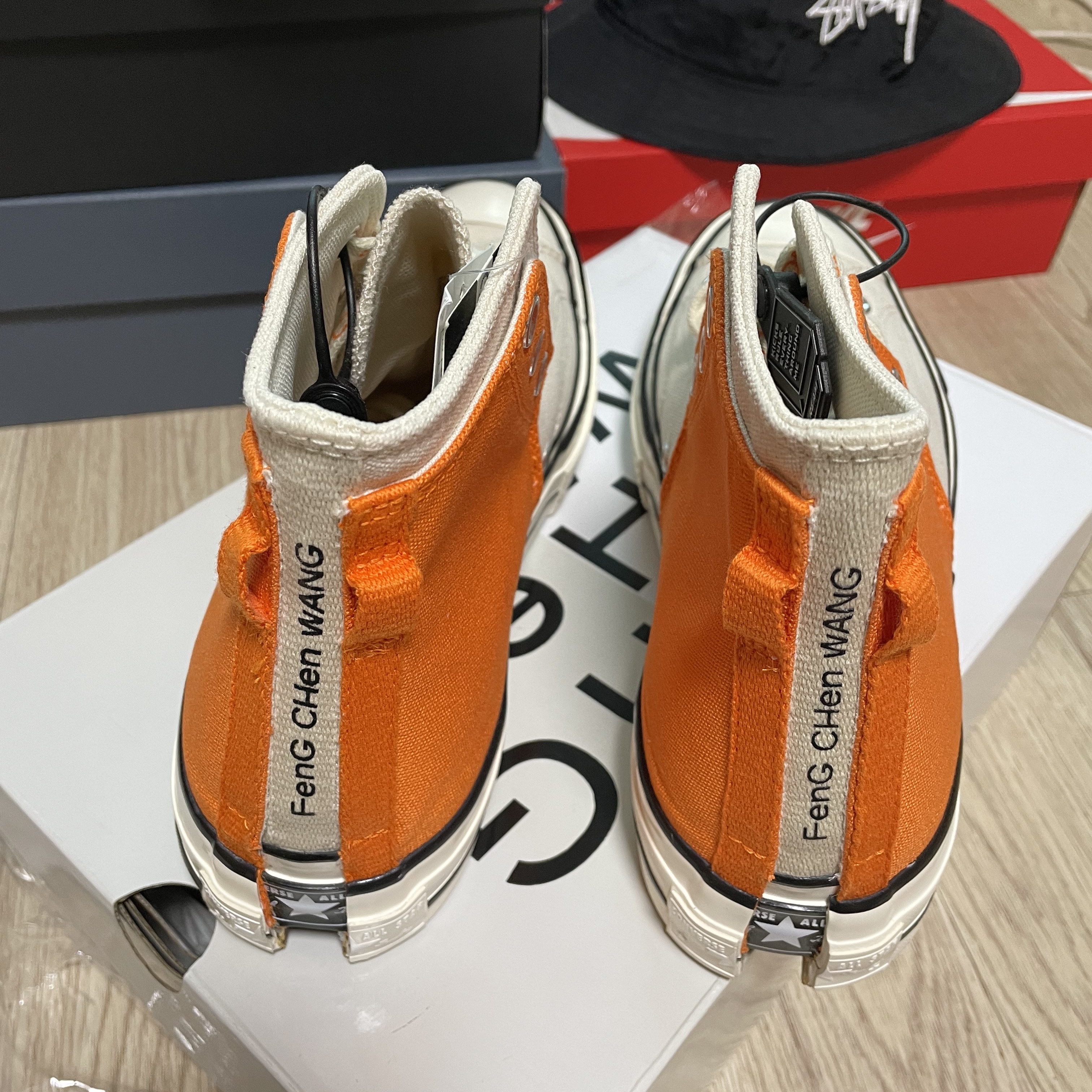 Converse x Feng Chen Wang Chuck 70 2-in-1 Persimmon Orange, Nike x Stussy Bucket Hat Black 착용 스타일 - 3