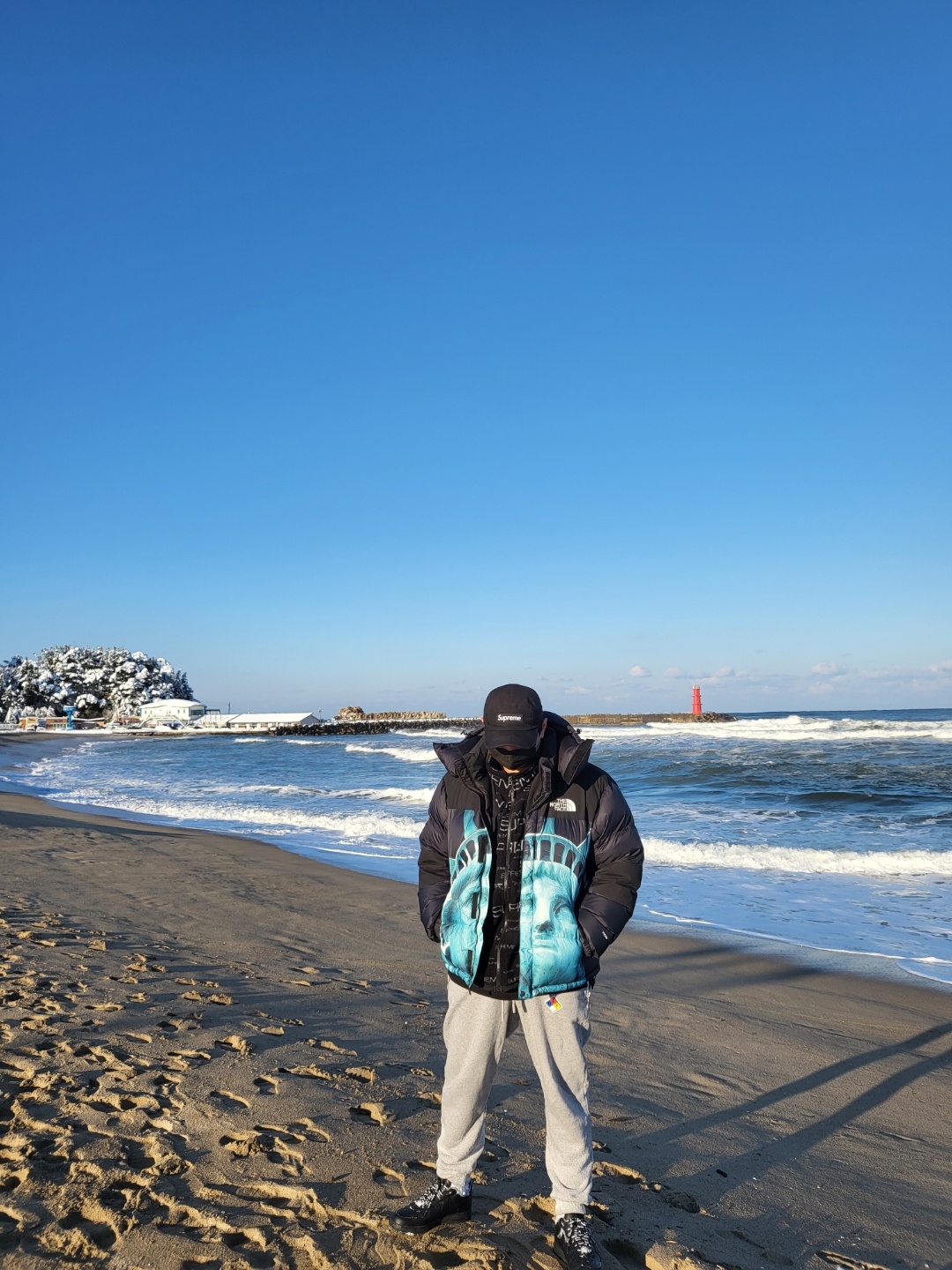 Supreme Waxed Cotton Camp Cap Black - 21FW, Supreme x The North Face Statue of Liberty Baltoro Jacket Black - 19FW 착용 스타일 - 1
