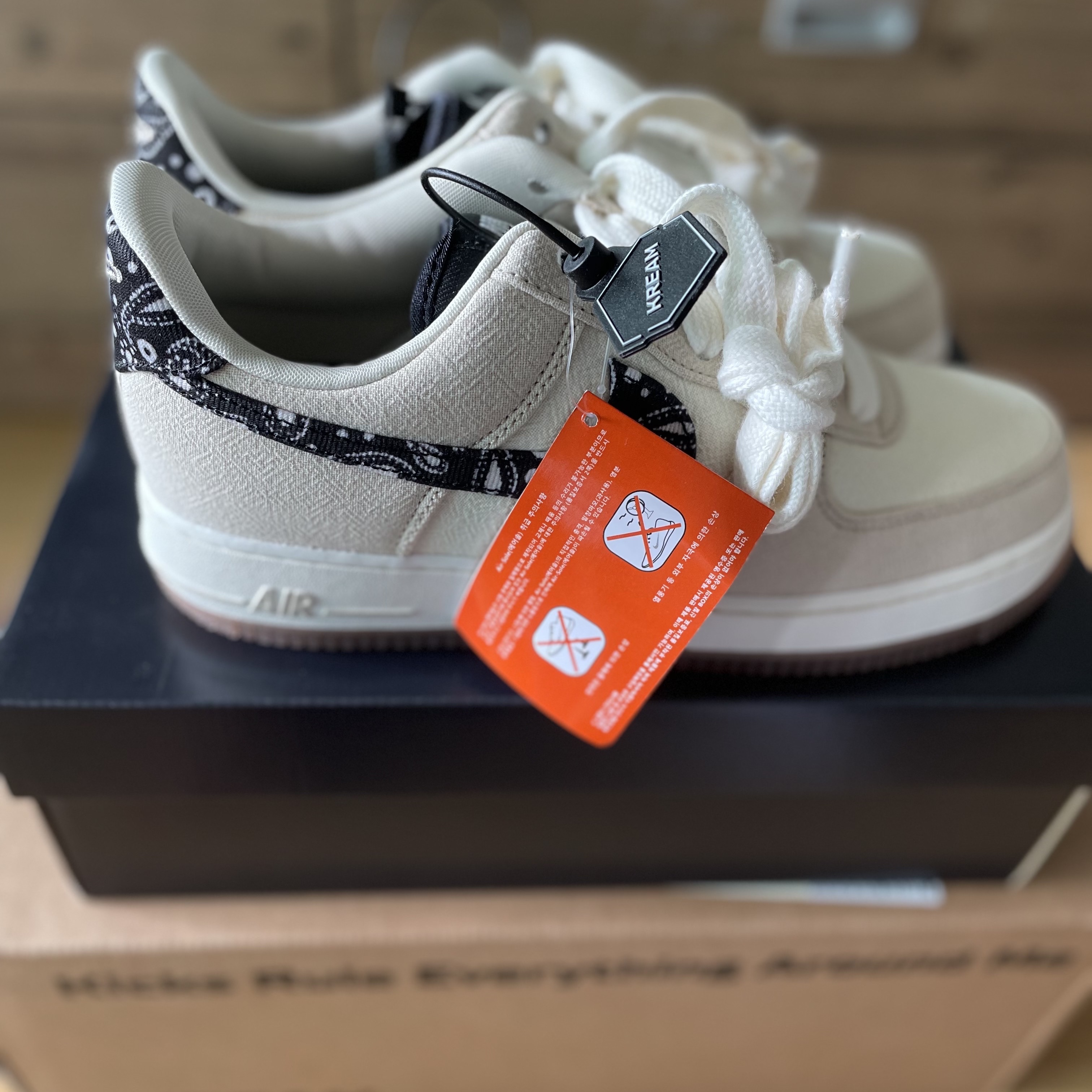 Nike Air Force 1 '07 LV8 Paisley Swoosh 착용 스타일