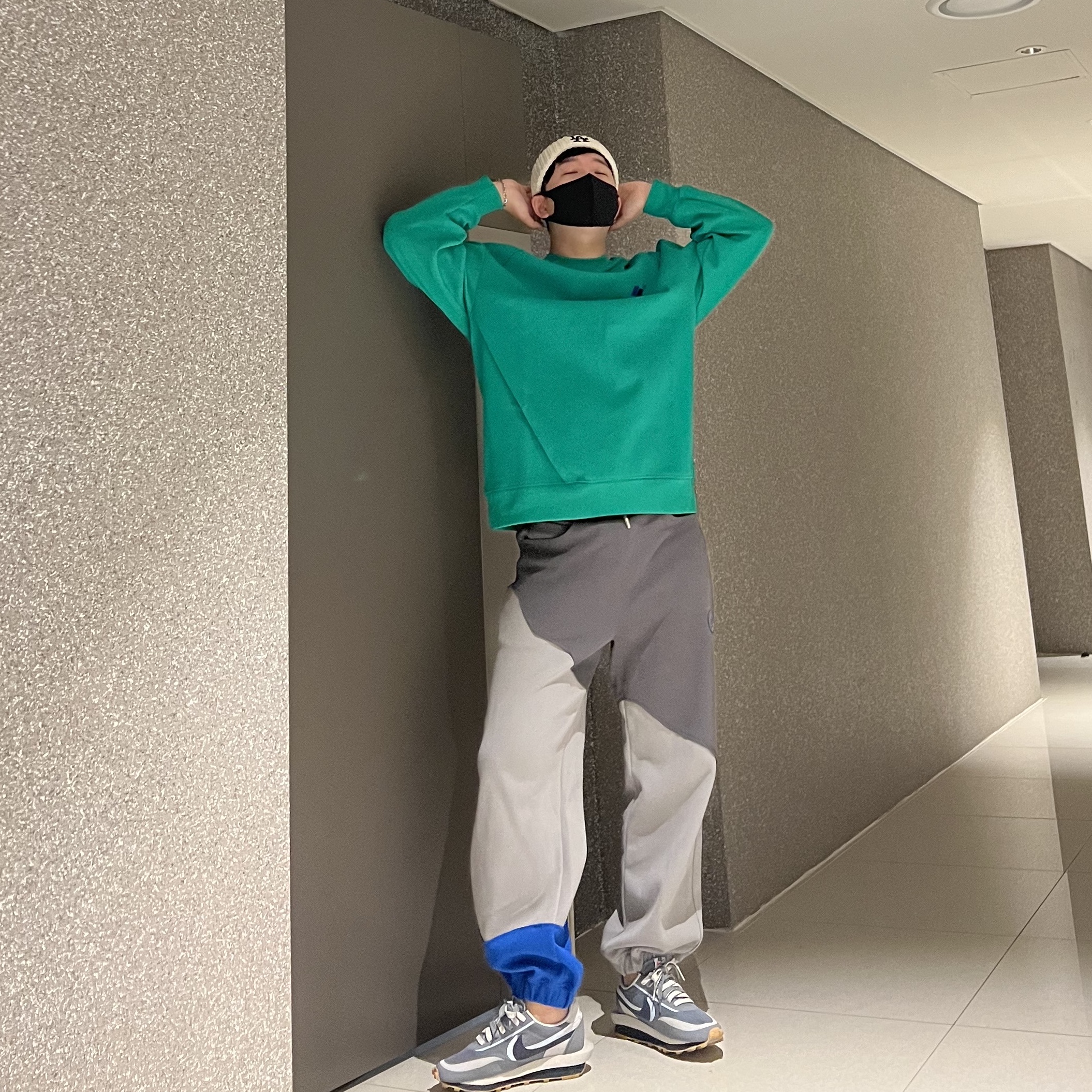 Zara x Ader Error Oversize Sweatshirt Green, Zara x Ader Error Patch Jogger Pants Dark Anthracite Grey 착용 스타일