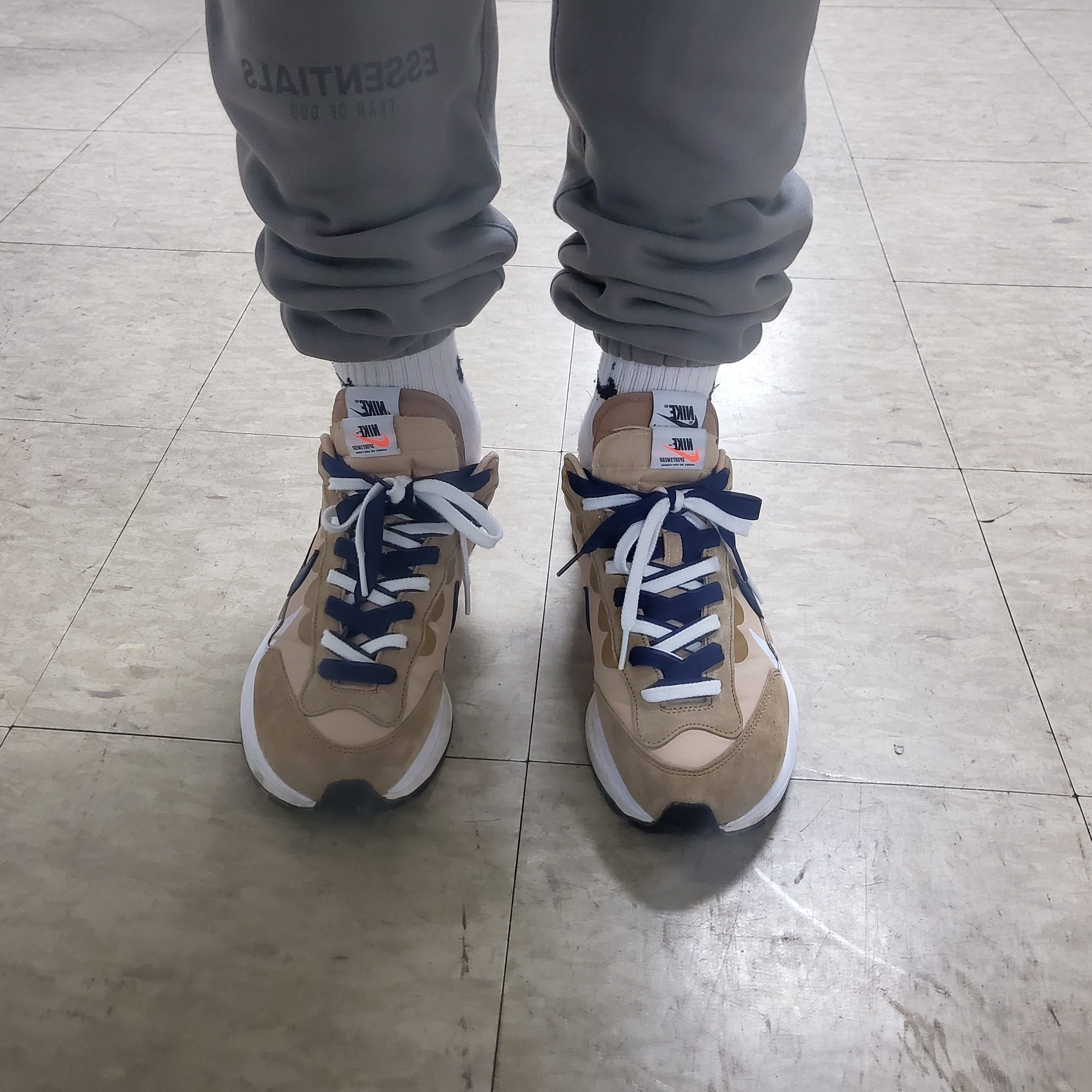 Nike x Sacai VaporWaffle Sesame and Blue Void, Essentials Sweatpants Cement - 20FW 착용 스타일 - 2