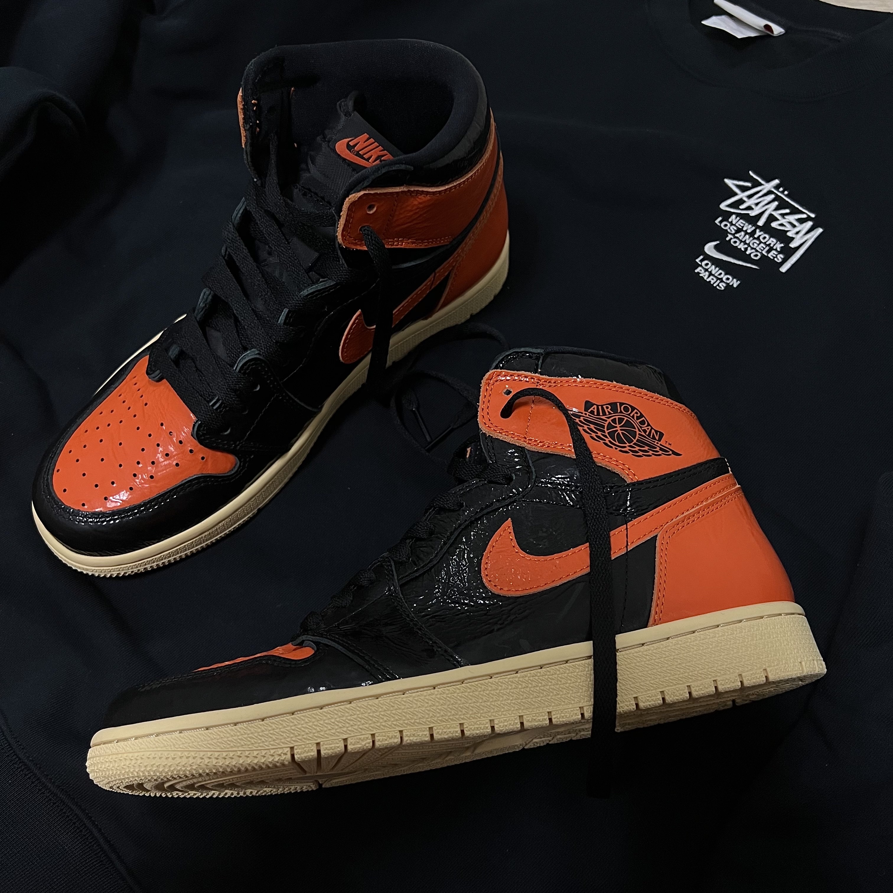 Jordan 1 Retro High Shattered Backboard 3.0, Nike x Stussy NRG ZR Fleece Crewneck Black - US/EU 착용 스타일