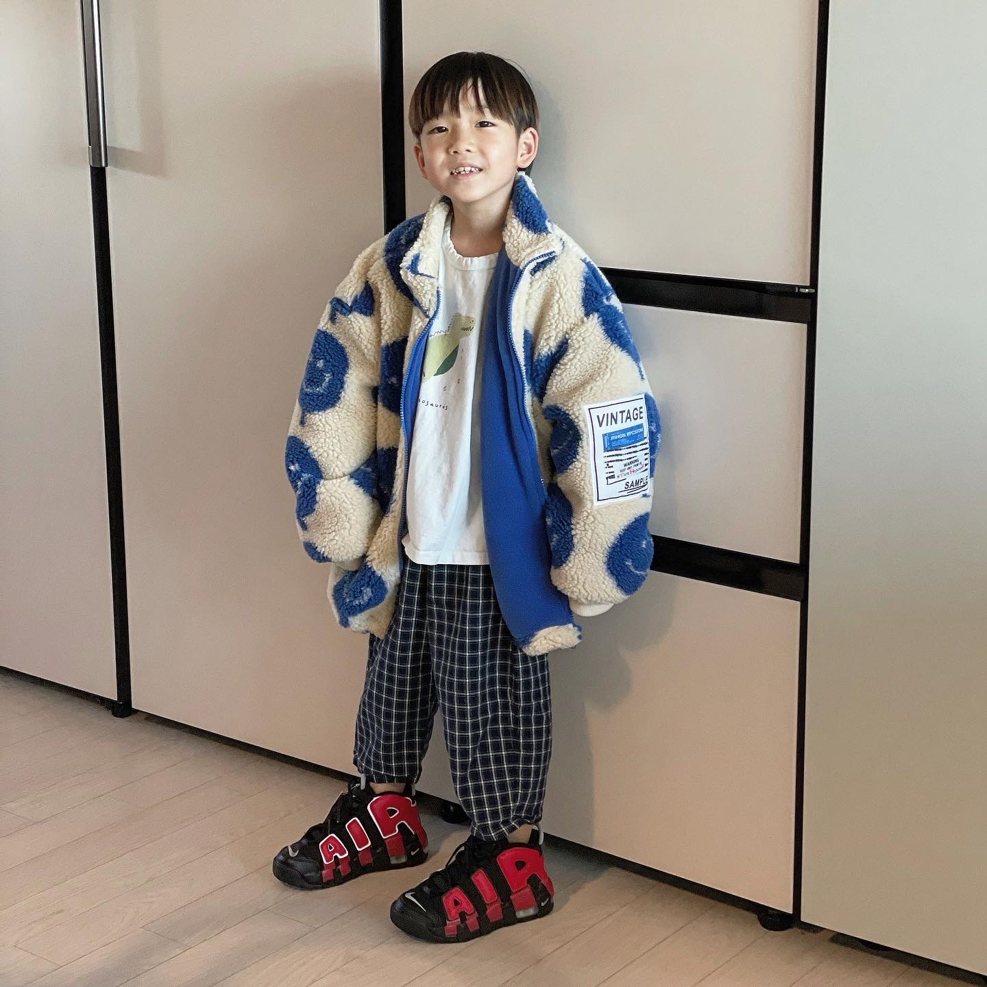 (GS) Nike Air More Uptempo 96 Black University Red 착용 스타일 - 1