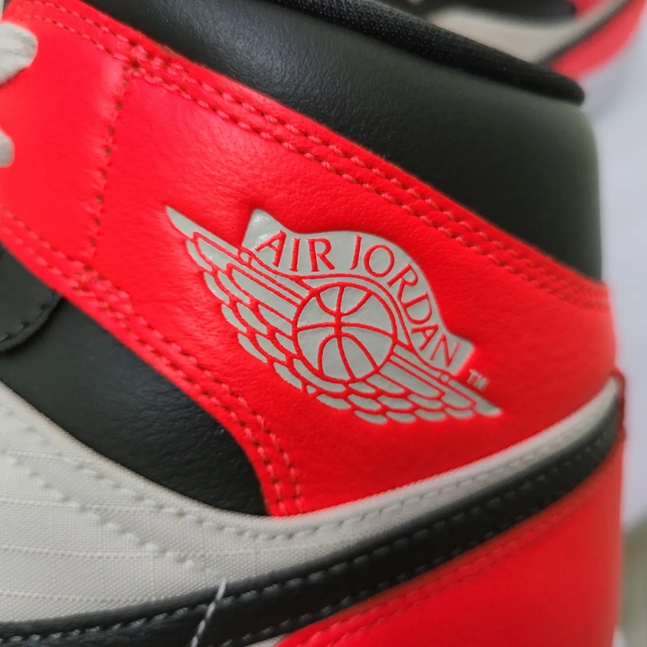 (W) Jordan 1 Mid SE Newsprint 착용 스타일 - 3