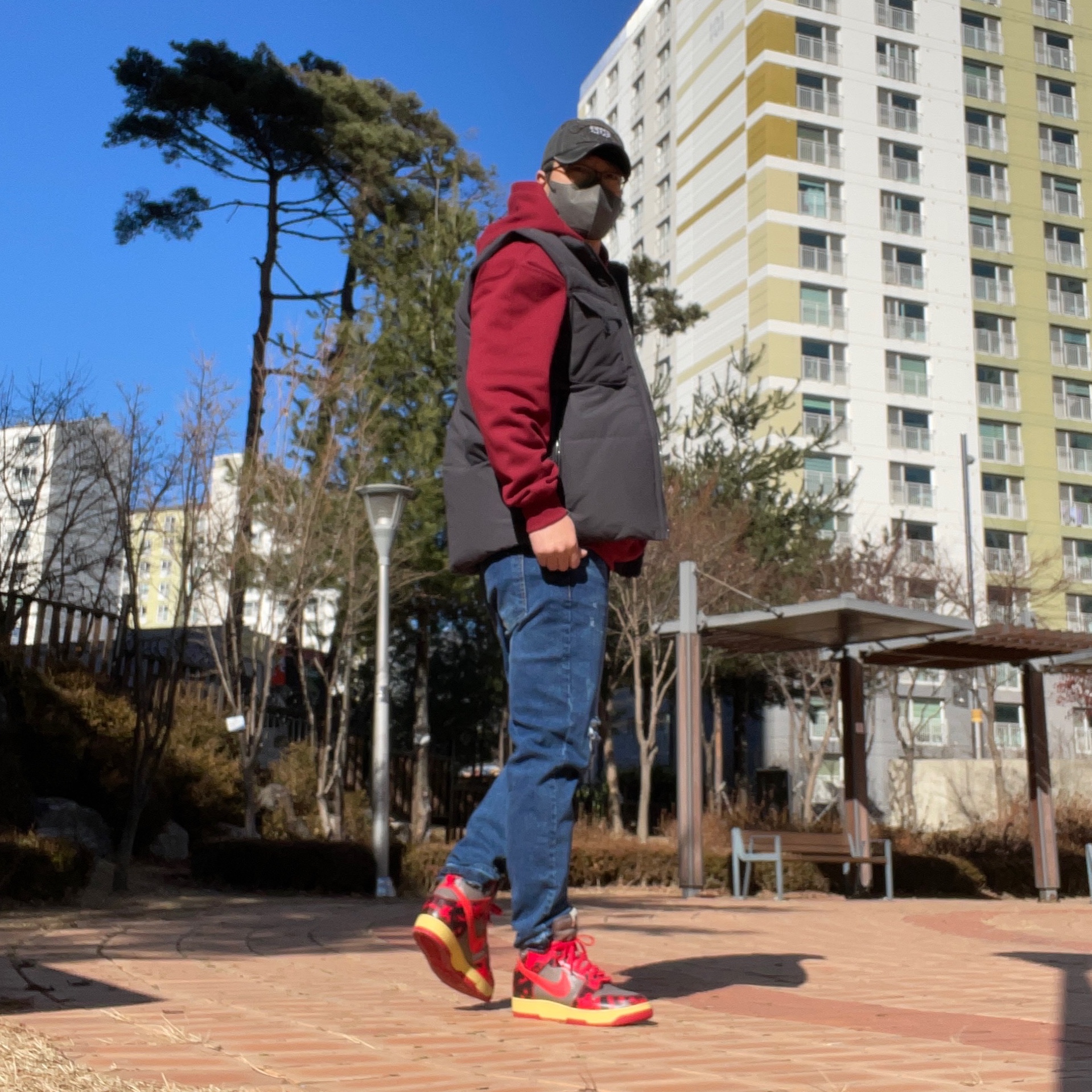 Nike Dunk High 1985 SP Red Acid Wash, IAB Studio Hoodie Raspberry 착용 스타일 - 1