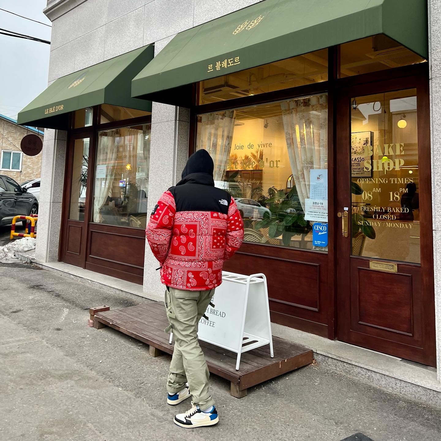 The North Face Nuptse Down Jacket Red, Jordan 1 x Travis Scott x Fragment Retro Low OG SP Military Blue 착용 스타일 - 3