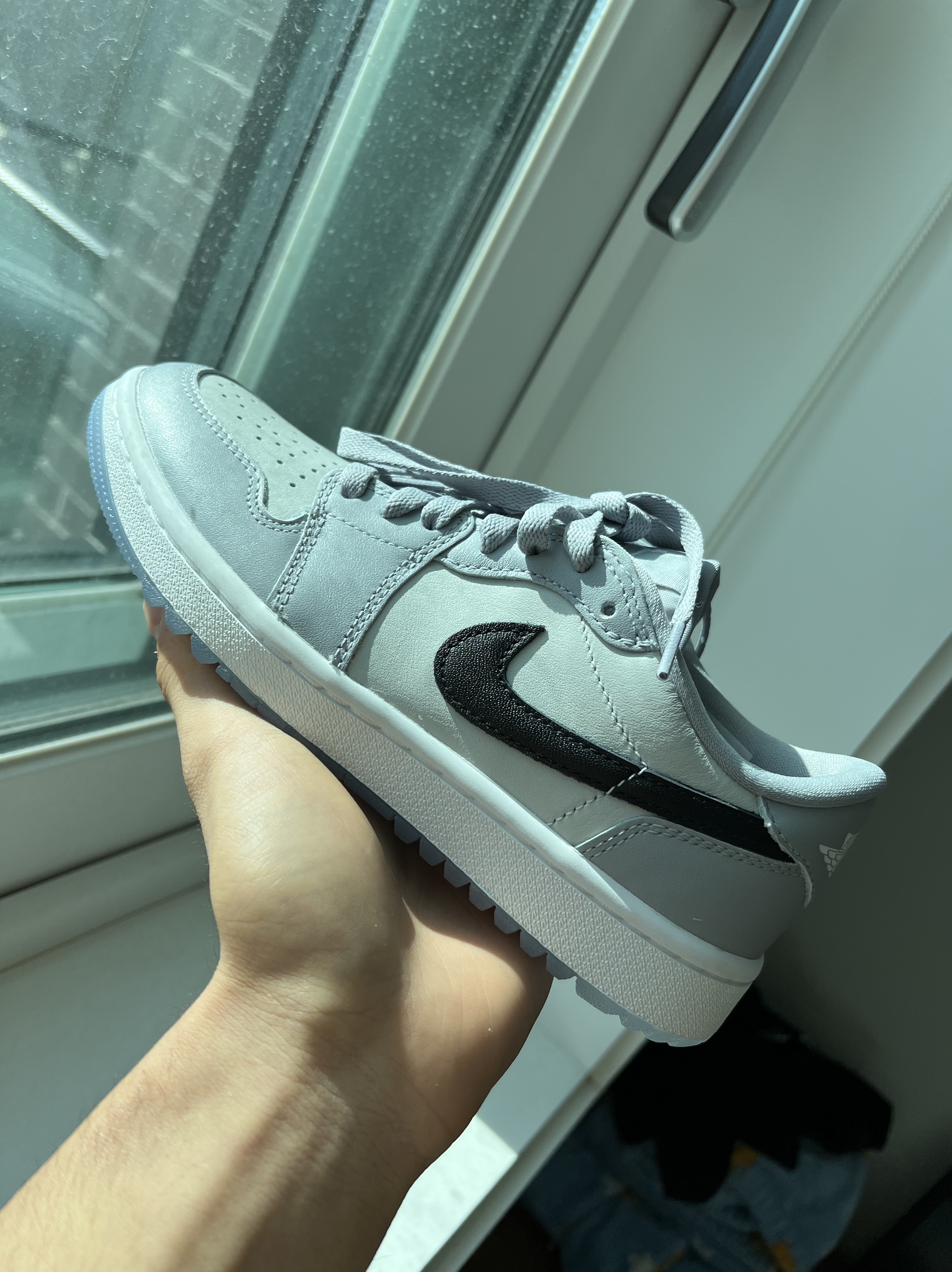 Jordan 1 Low Golf Wolf Grey 착용 스타일 - 1