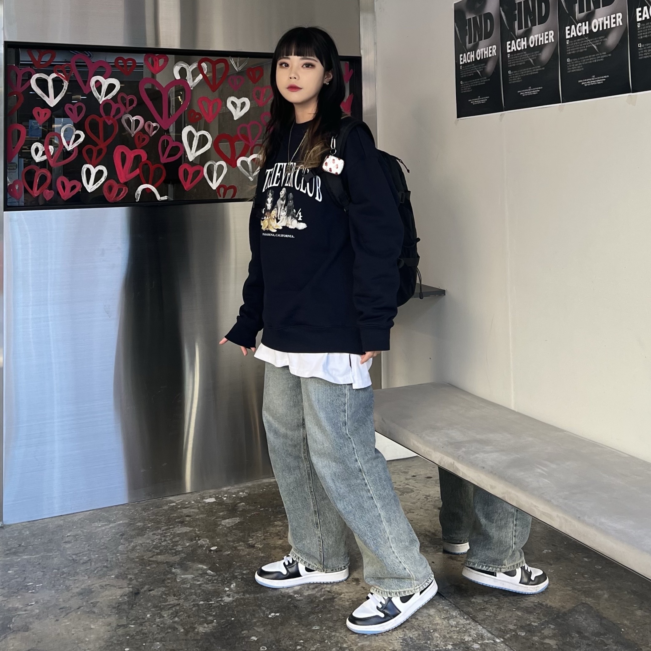 (W) Jordan 1 Mid White Black University Blue, Supreme Backpack Black - 18FW 착용 스타일 - 1