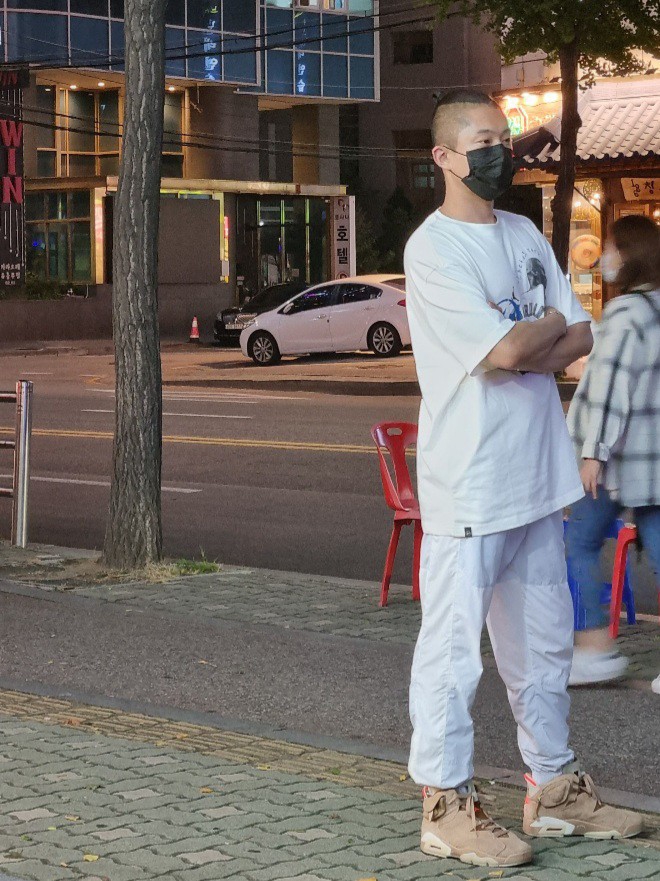 Jordan 6 x Travis Scott Retro SP British Khaki, Jordan x Travis Scott x Fragment T-Shirt Sail (DJ0619-133) 착용 스타일 - 2
