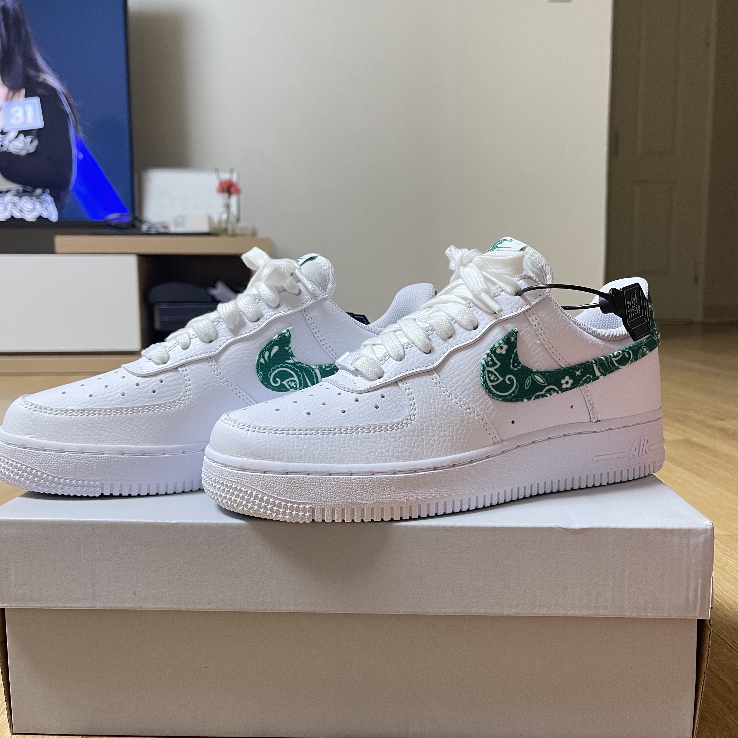 (W) Nike Air Force 1 '07 Essential Paisley Swoosh White Malachite 착용 스타일 - 2