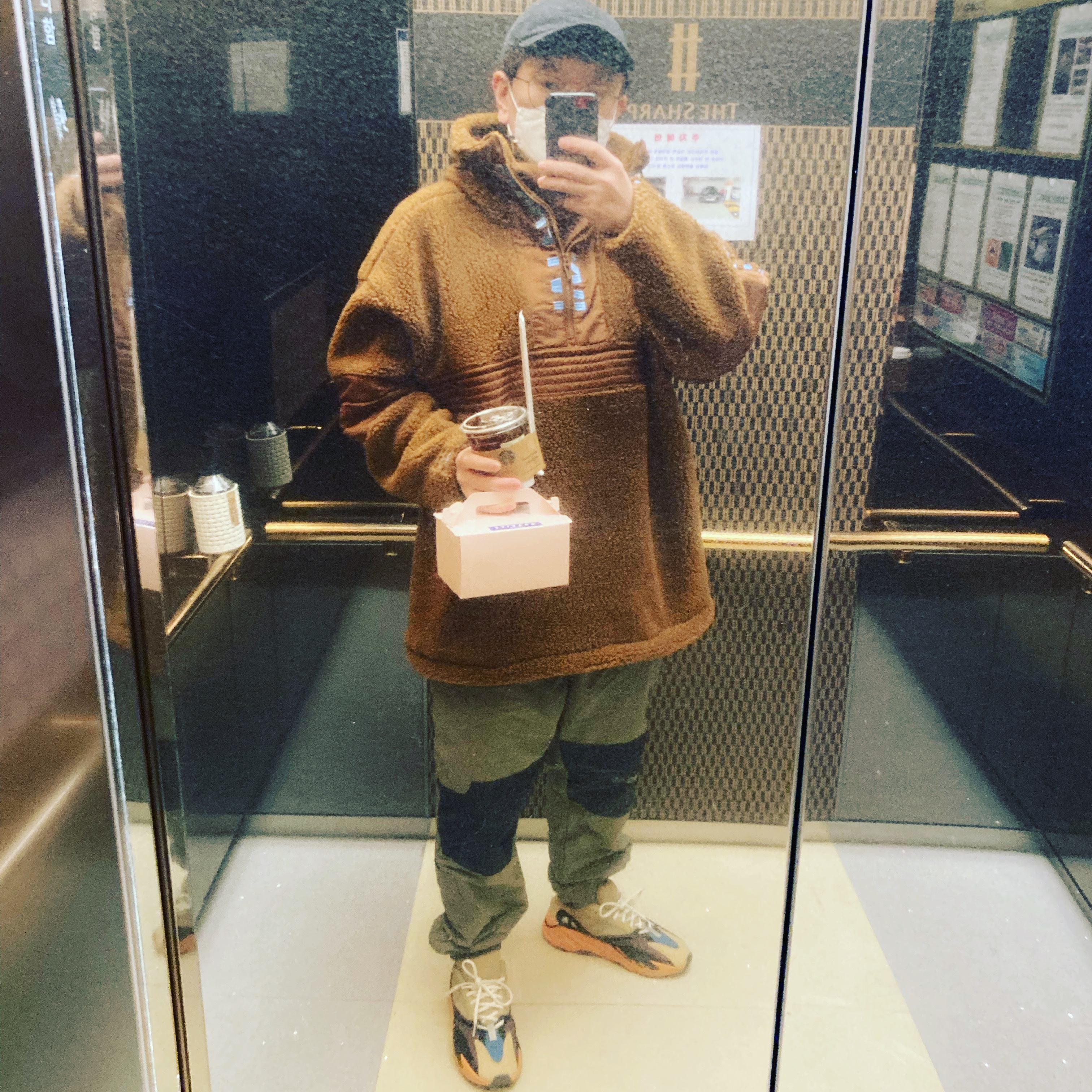 Adidas Yeezy Boost 700 Enflame Amber 착용 스타일
