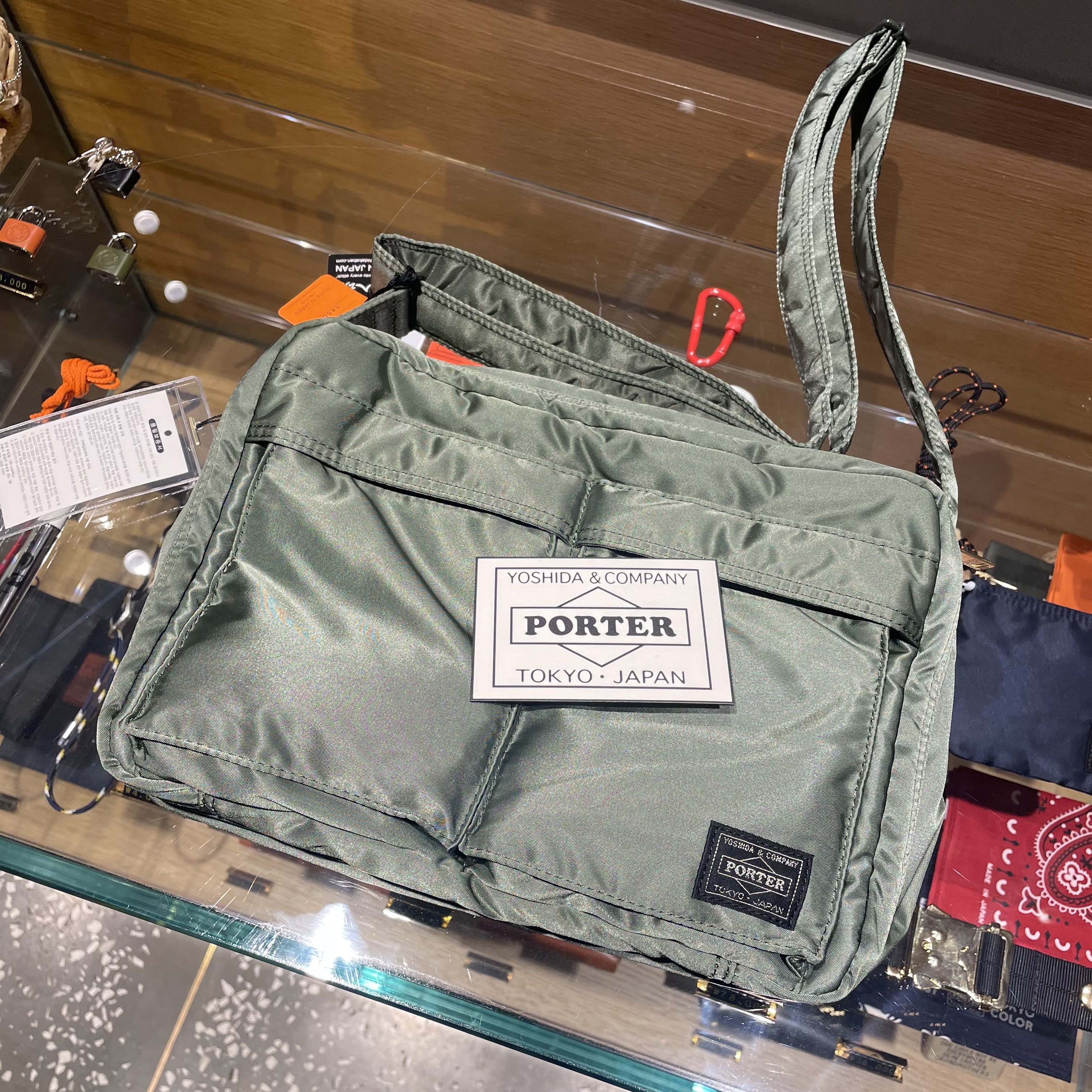 Porter Tanker Shoulder Bag L Sage Green 착용 스타일