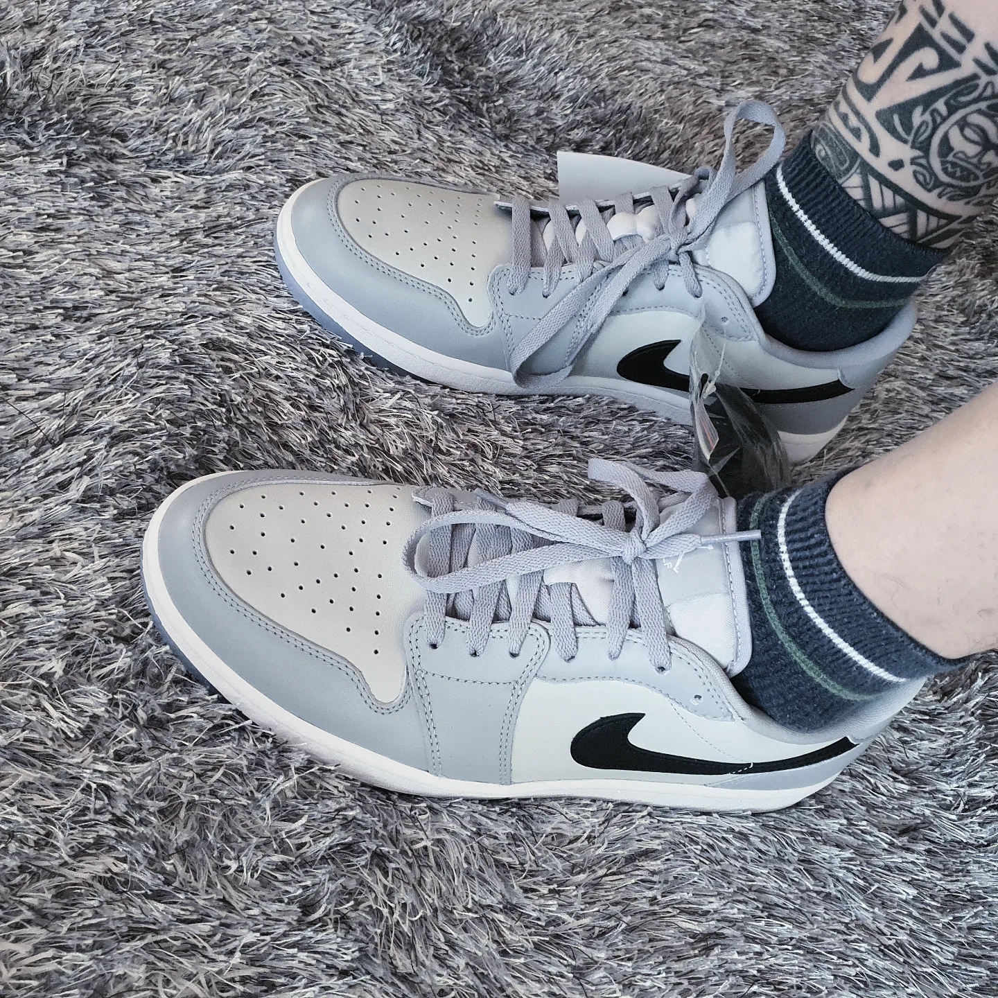 Jordan 1 Low Golf Wolf Grey 착용 스타일 - 1