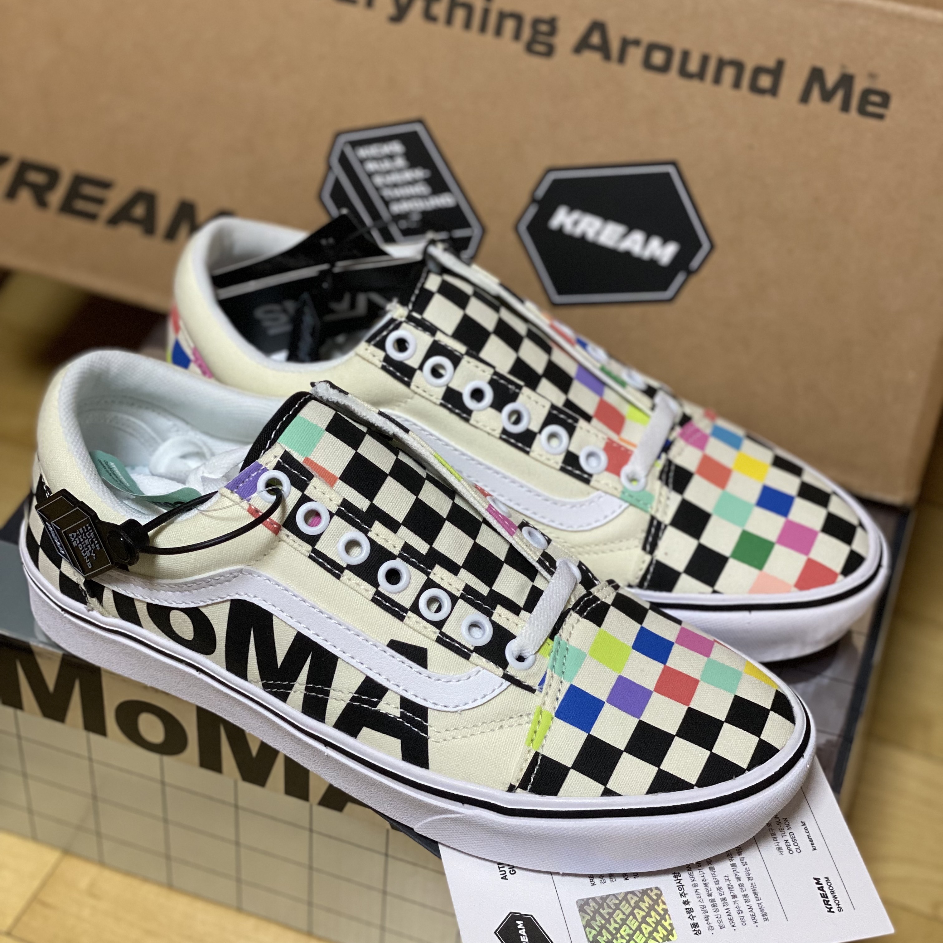 Vans x MoMA ComfyCush Old Skool Multicolor 착용 스타일 - 3