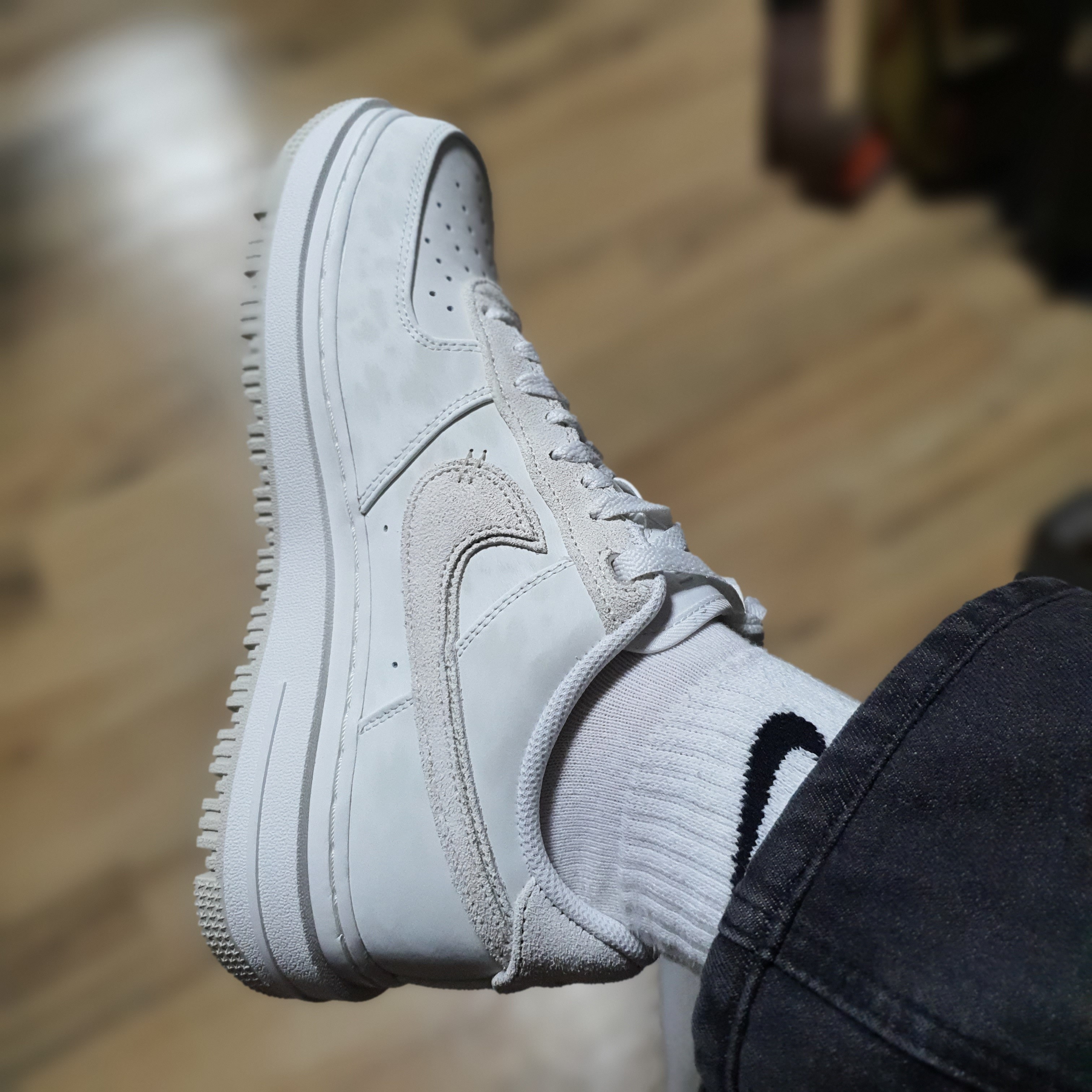 Nike Air Force 1 Luxe Summit White 착용 스타일 - 1