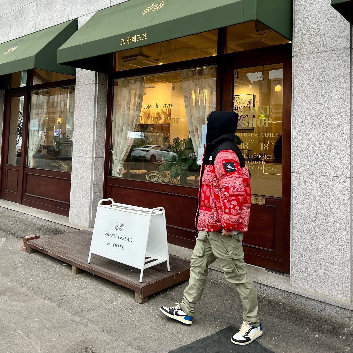 The North Face Nuptse Down Jacket Red, Jordan 1 x Travis Scott x Fragment Retro Low OG SP Military Blue 착용 스타일 - 2
