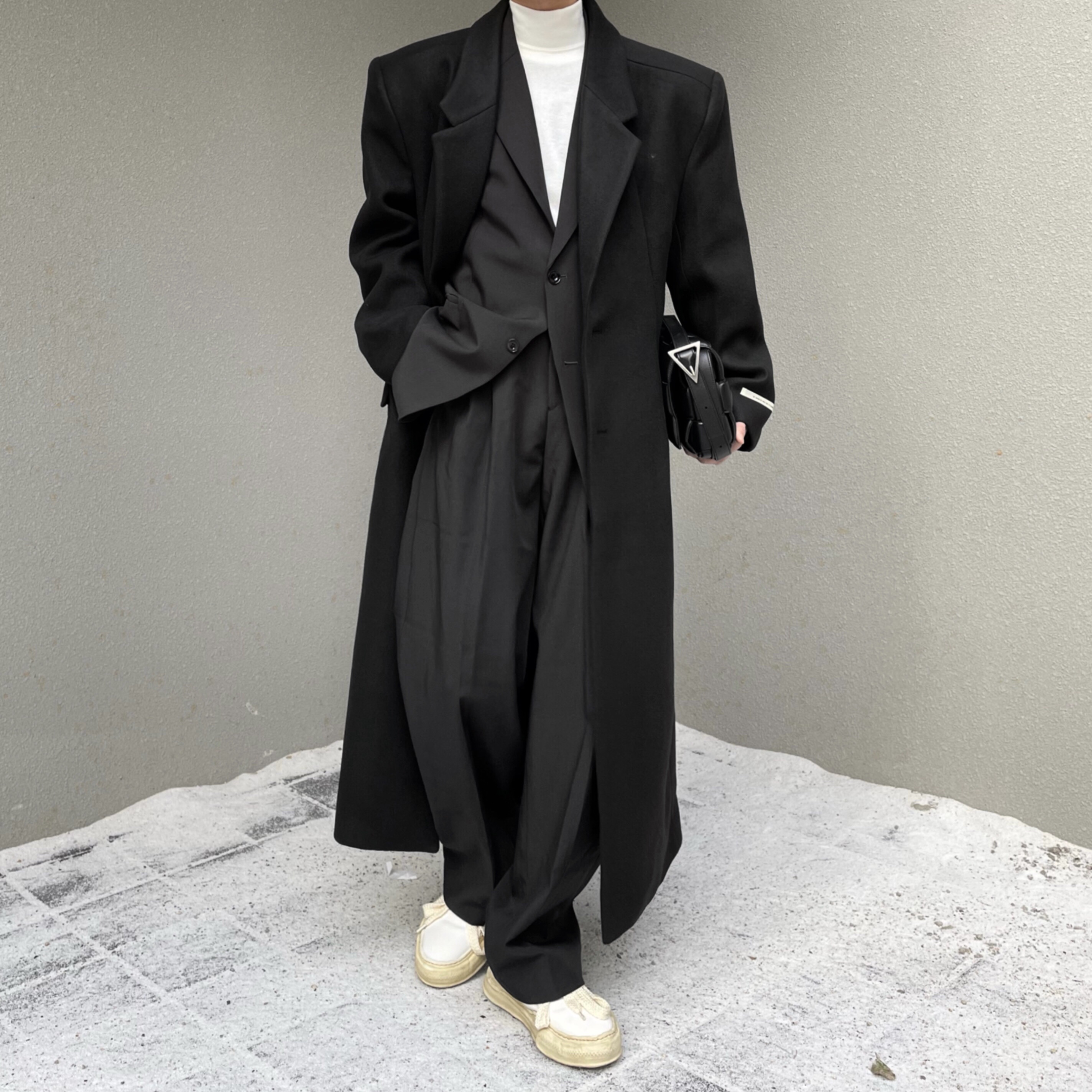 Maison Mihara Yasuhiro Baker OG Sole OD Canvas Low-top Sneakers White, Bottega Veneta Padded Leather Cassette Black 착용 스타일 - 1