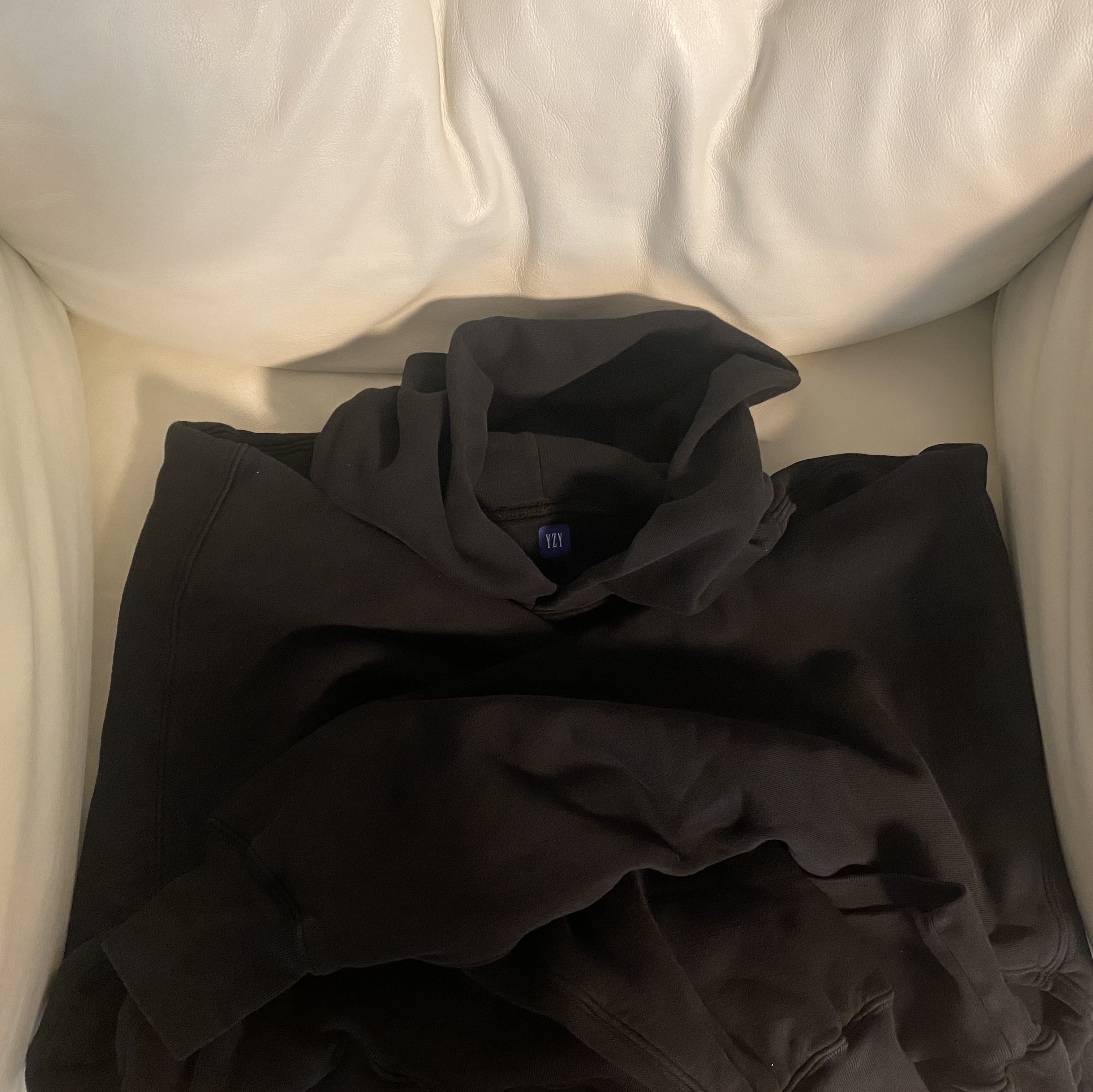 Yeezy Gap Hoodie Black 착용 스타일