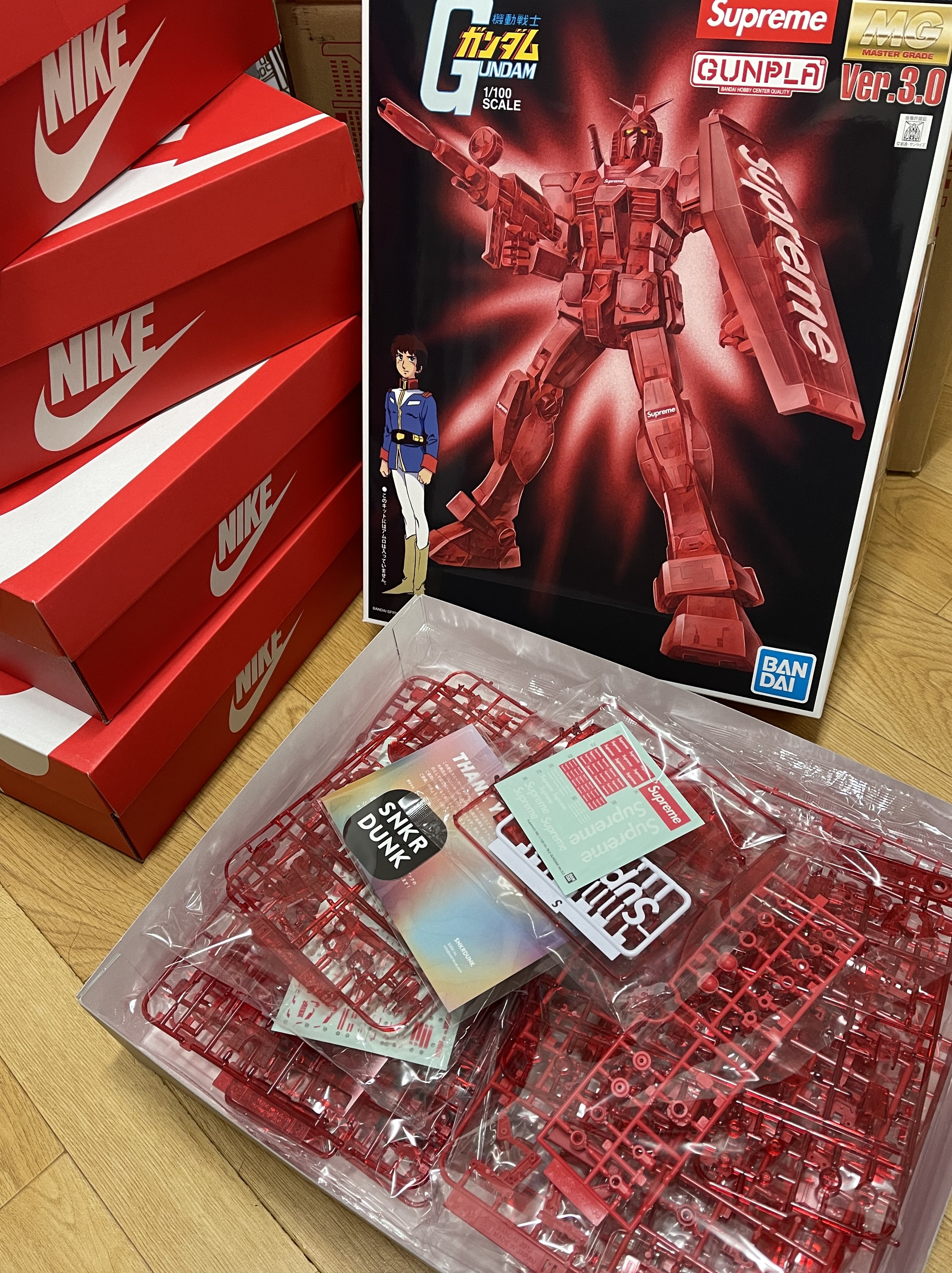 Supreme MG 1/100 RX-78-2 Gundam Ver. 3.0 착용 스타일