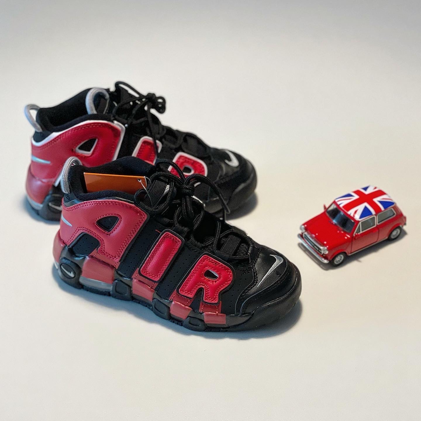(GS) Nike Air More Uptempo 96 Black University Red 착용 스타일 - 2