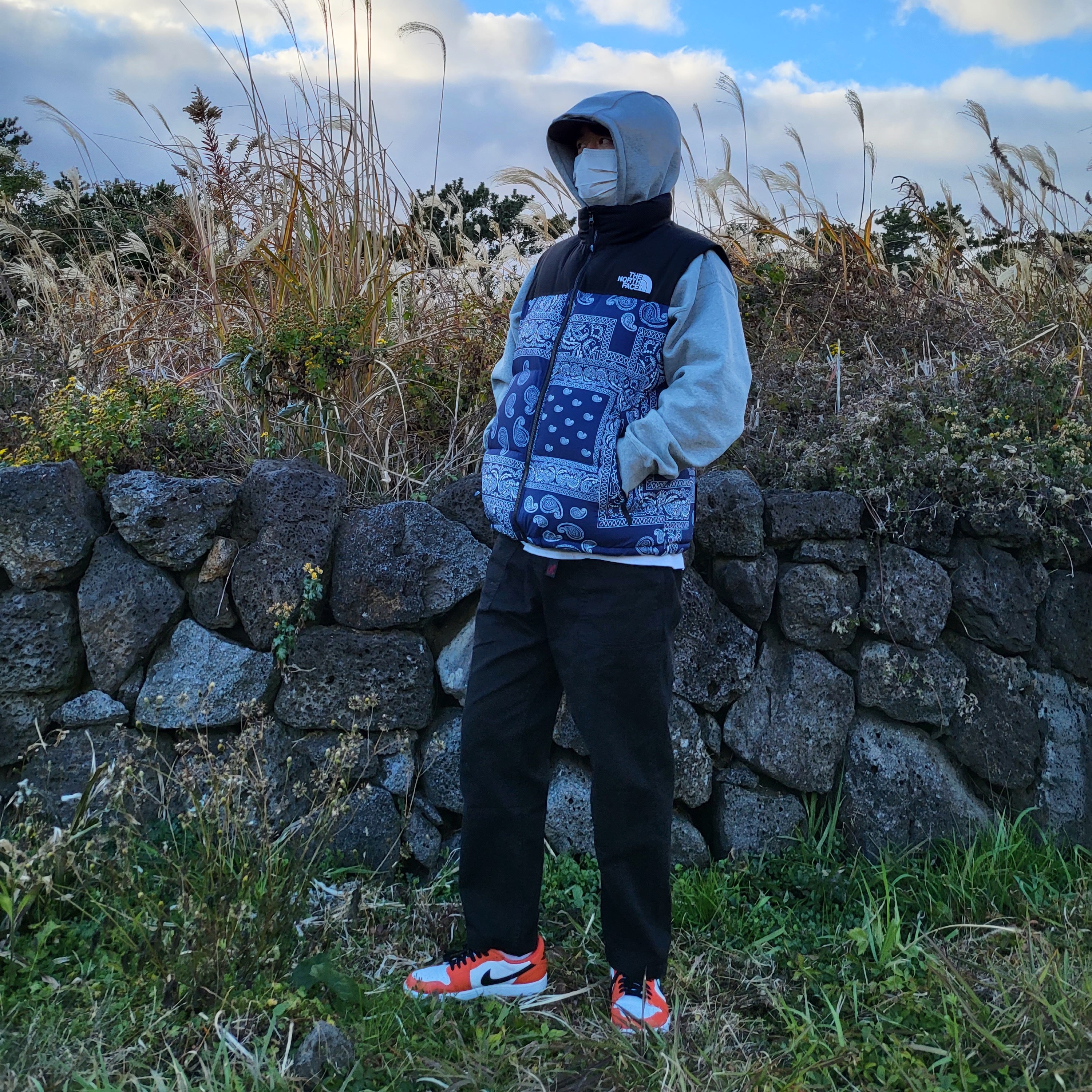 The North Face Nuptse Down Vest Navy, Jordan 1 Low OG Starfish 착용 스타일