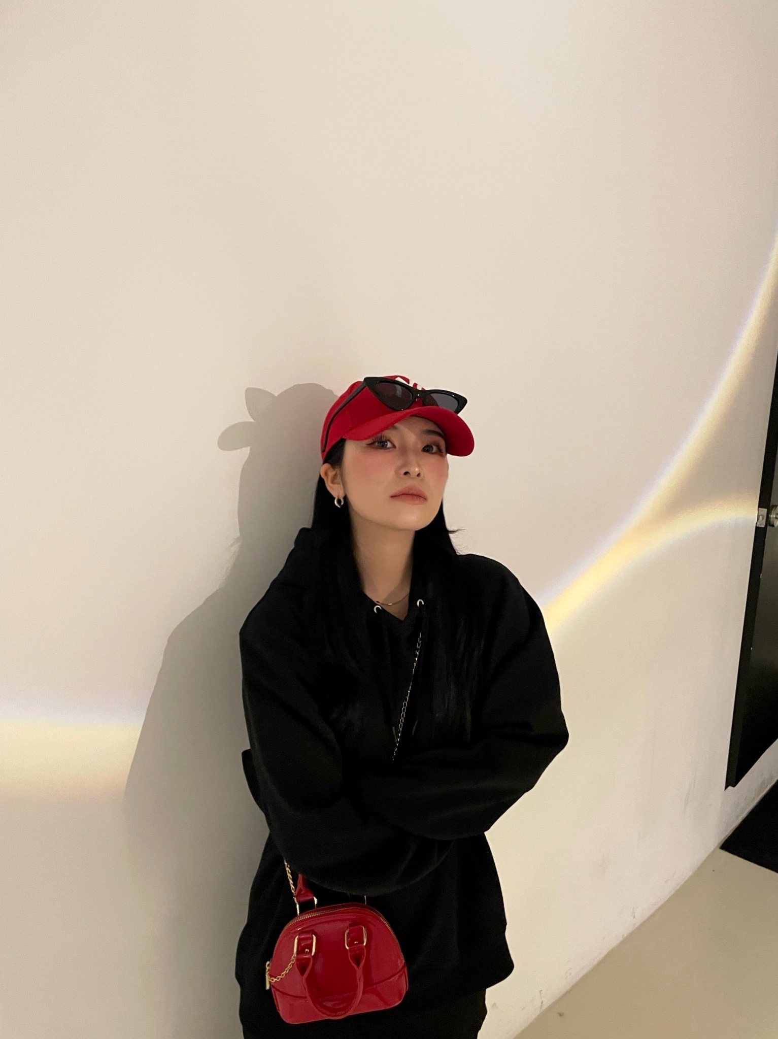 Jordan 1 Mid Gym Red Black White 착용 스타일 - 5