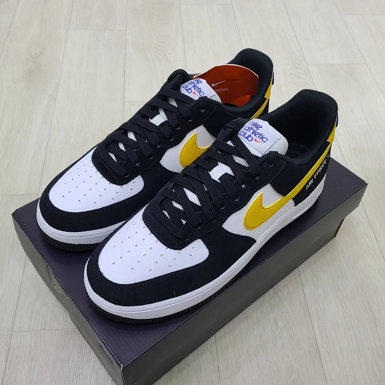 Nike Air Force 1 '07 LV8 Athletic Club Black Dark Sulfur, Nike Air Force 1 '07 Low White 착용 스타일 - 2