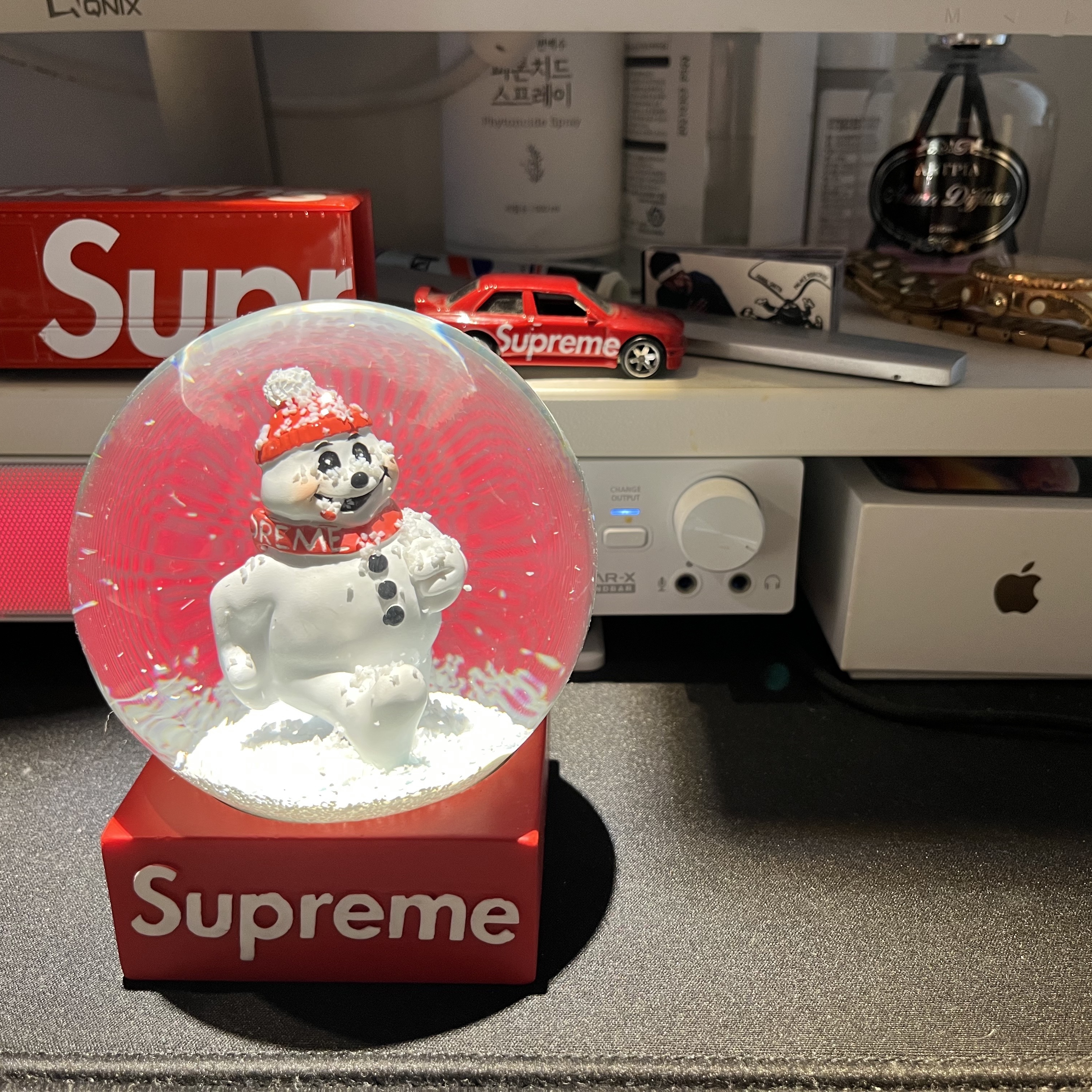 Supreme Snowman Snowglobe Red, Hot Wheels x Supreme Fleet Flyer + 1992 BMW M3 Red - 19SS 착용 스타일 - 3