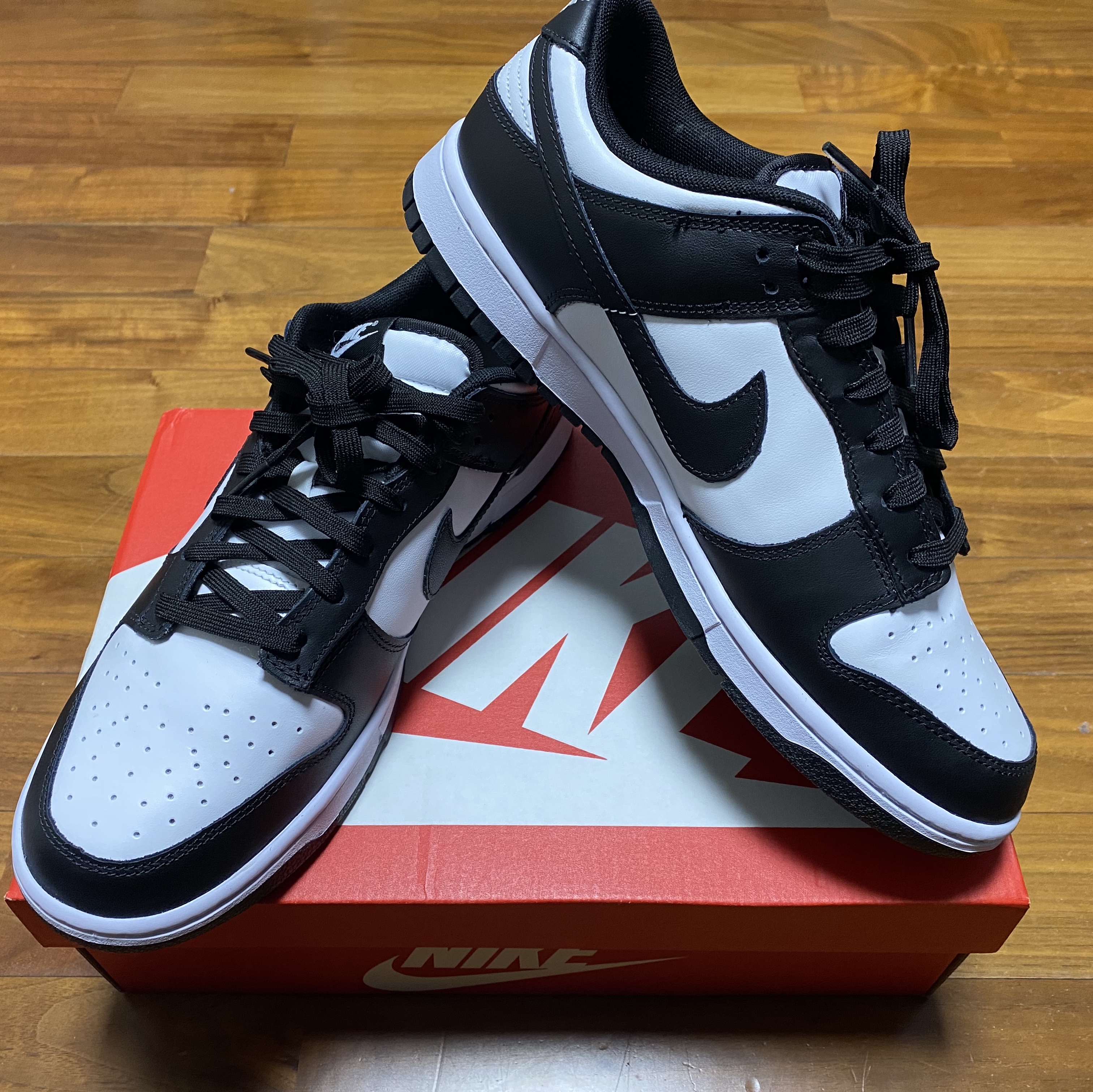 Nike Dunk Low Retro Black, Jordan 1 Retro High OG Shadow 2.0 착용 스타일 - 1