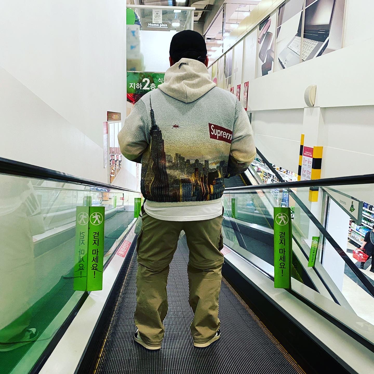 Supreme Aerial Tapestry Harrington Jacket - 20FW, Jordan 1 x Travis Scott x Fragment Retro Low OG SP Military Blue 착용 스타일 - 2