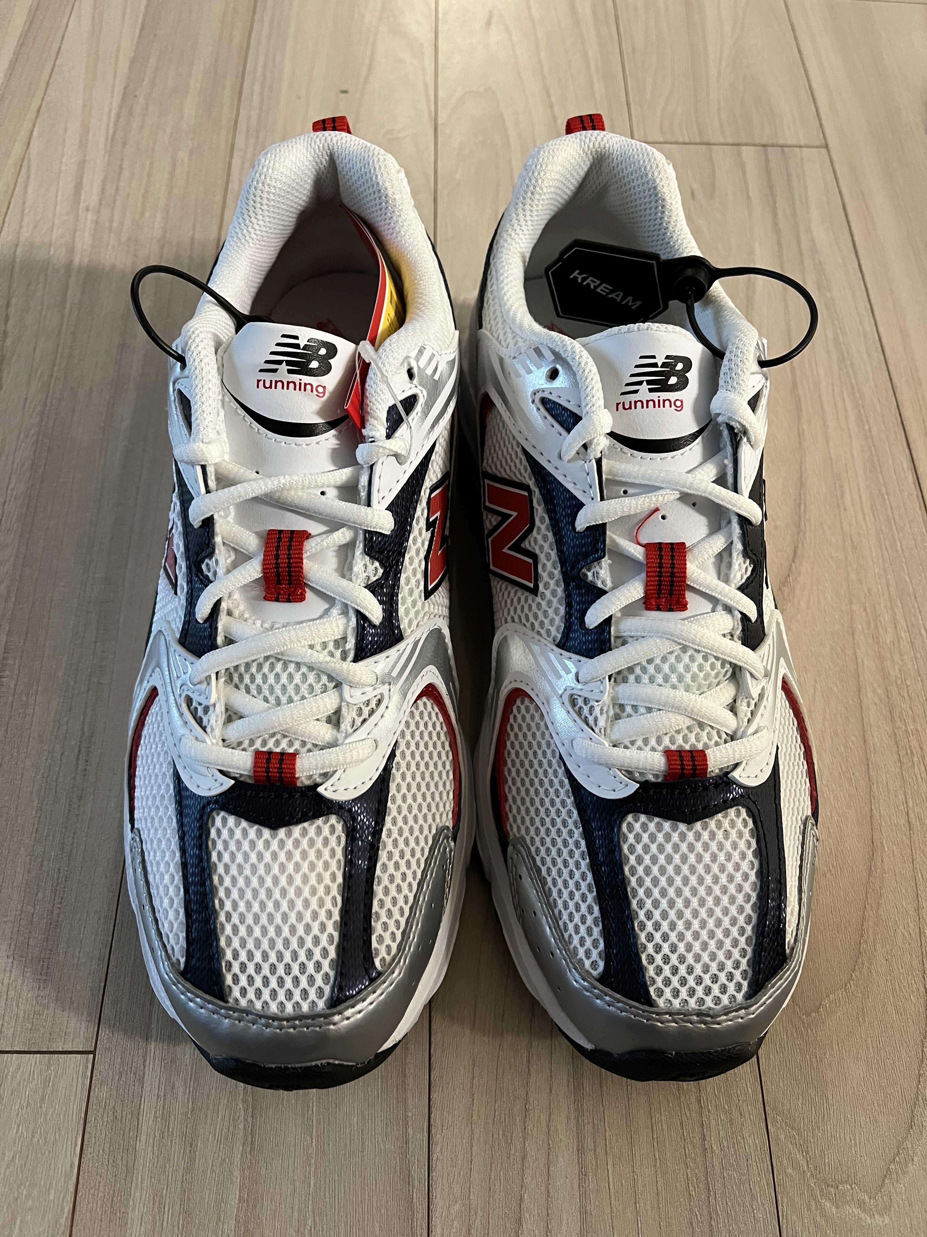 New Balance 530 White Velocity Red 착용 스타일
