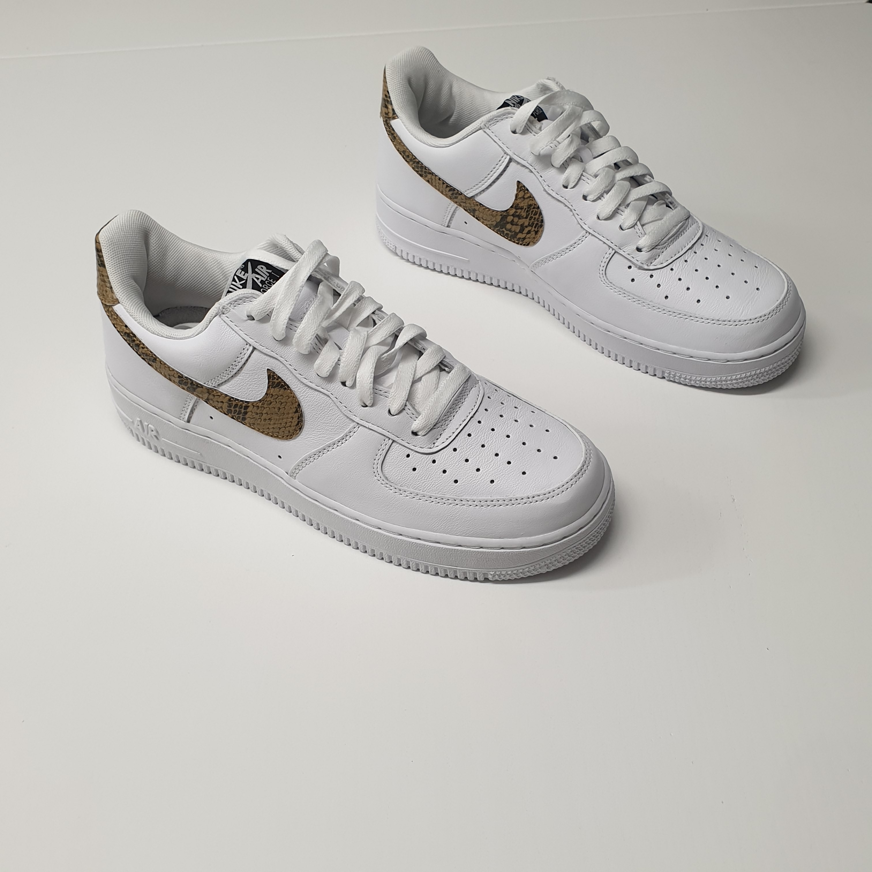 Nike Air Force 1 Low Retro PRM QS Ivory Snake 2019 착용 스타일 - 3