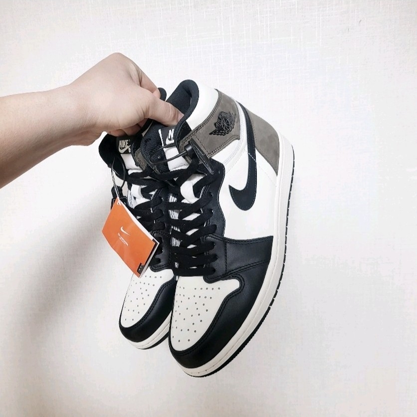 Jordan 1 Retro High OG Black Mocha 착용 스타일 - 2