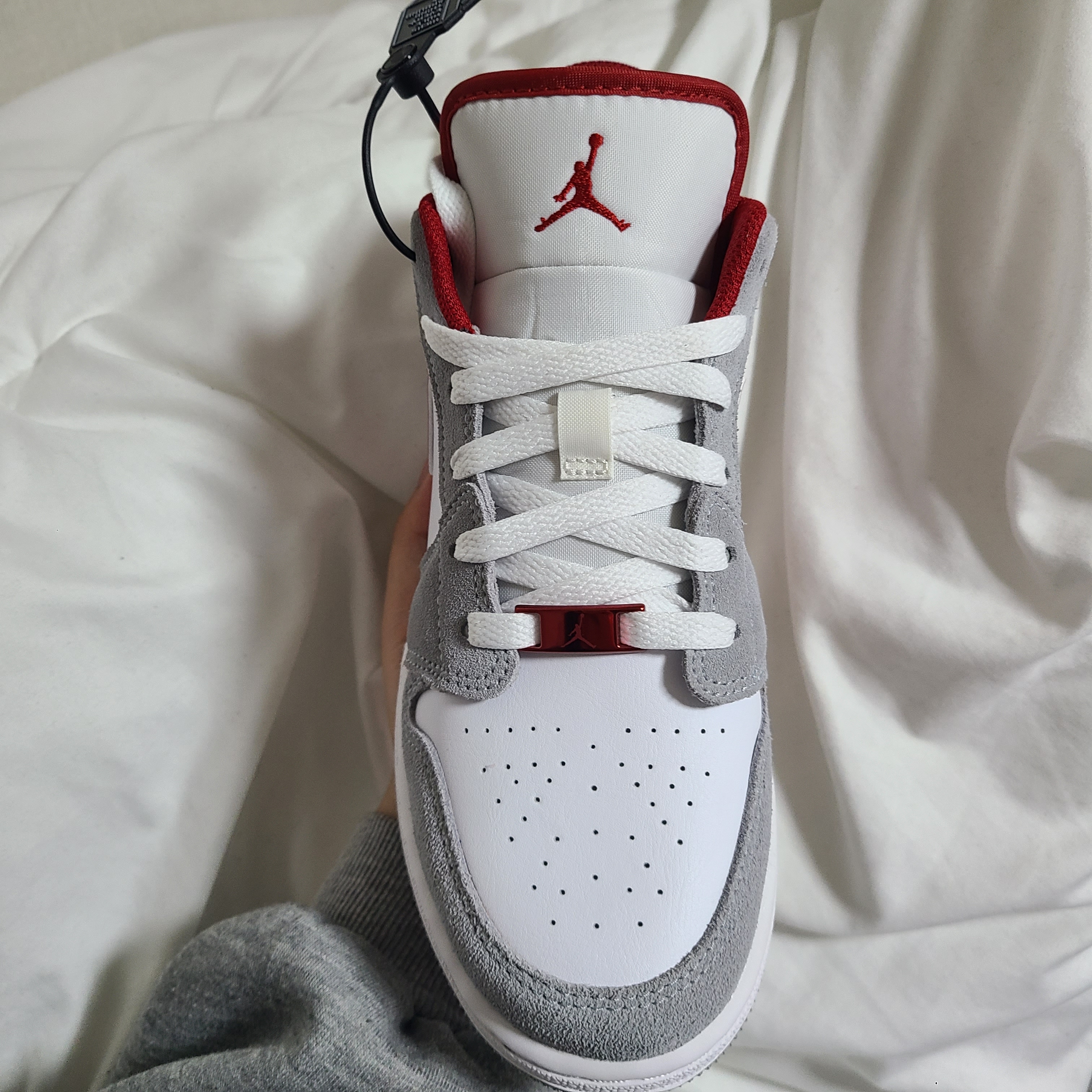 Jordan 1 Low SE Light Smoke Grey Gym Red, (GS) Jordan 1 Low SE Light Smoke Grey Gym Red 착용 스타일 - 3
