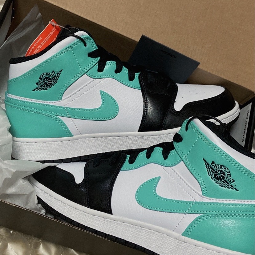 Jordan 1 Mid Tropical Twist 착용 스타일