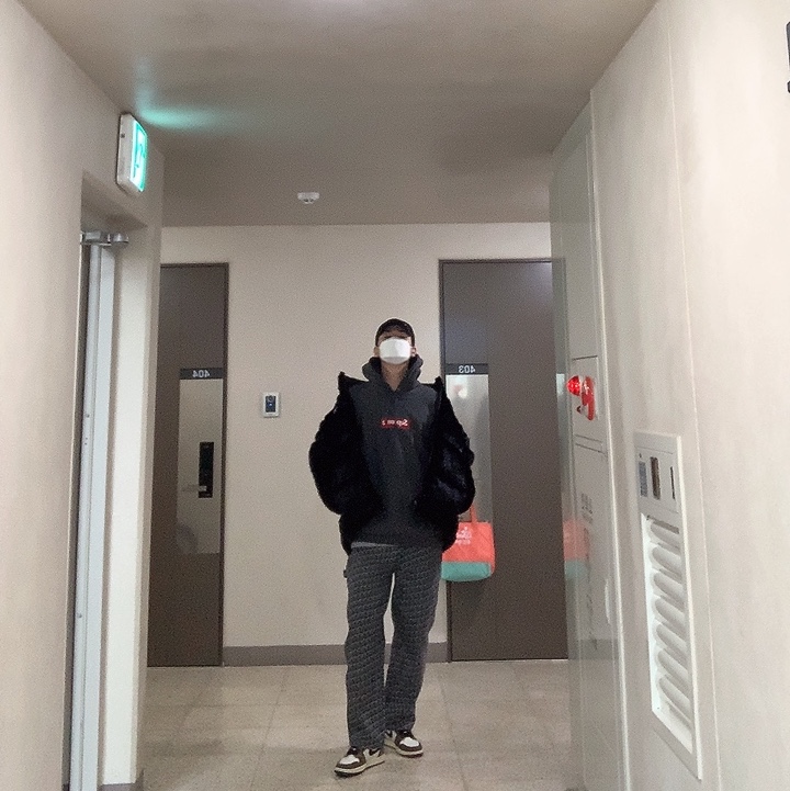 Supreme x The North Face Faux Fur Nuptse Jacket Black - 20FW, Supreme Box Logo Hooded Sweatshirt Charcoal - 21FW 착용 스타일