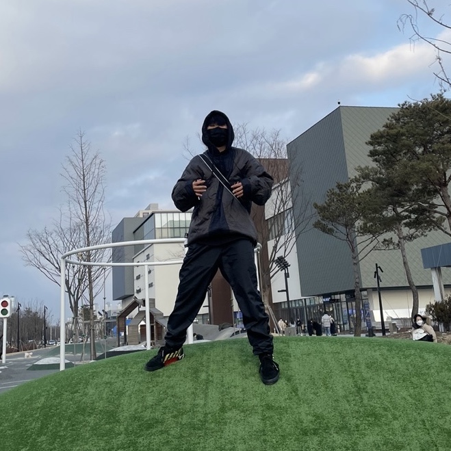 Off-White Vulcanized Sneakers Low Black White - 20FW, Off-White x Amore Pacific Protection Box (Without Cosmetics) 착용 스타일