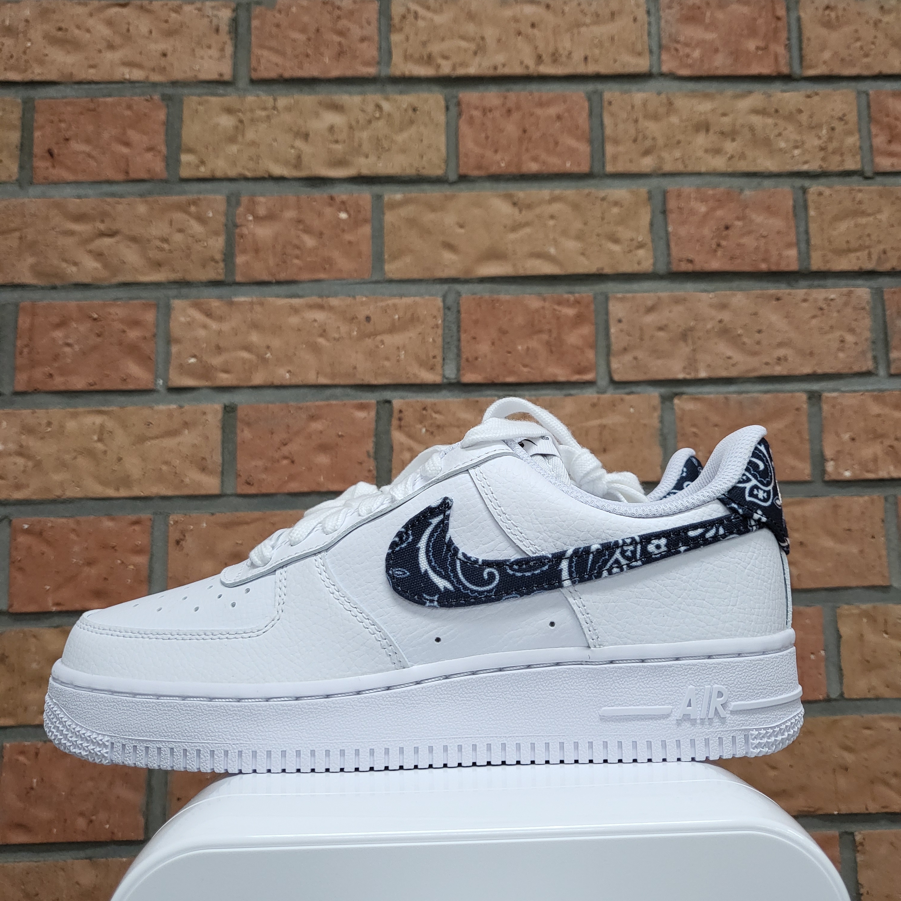 (W) Nike Air Force 1 '07 Essential Paisley Swoosh White Black 착용 스타일 - 1