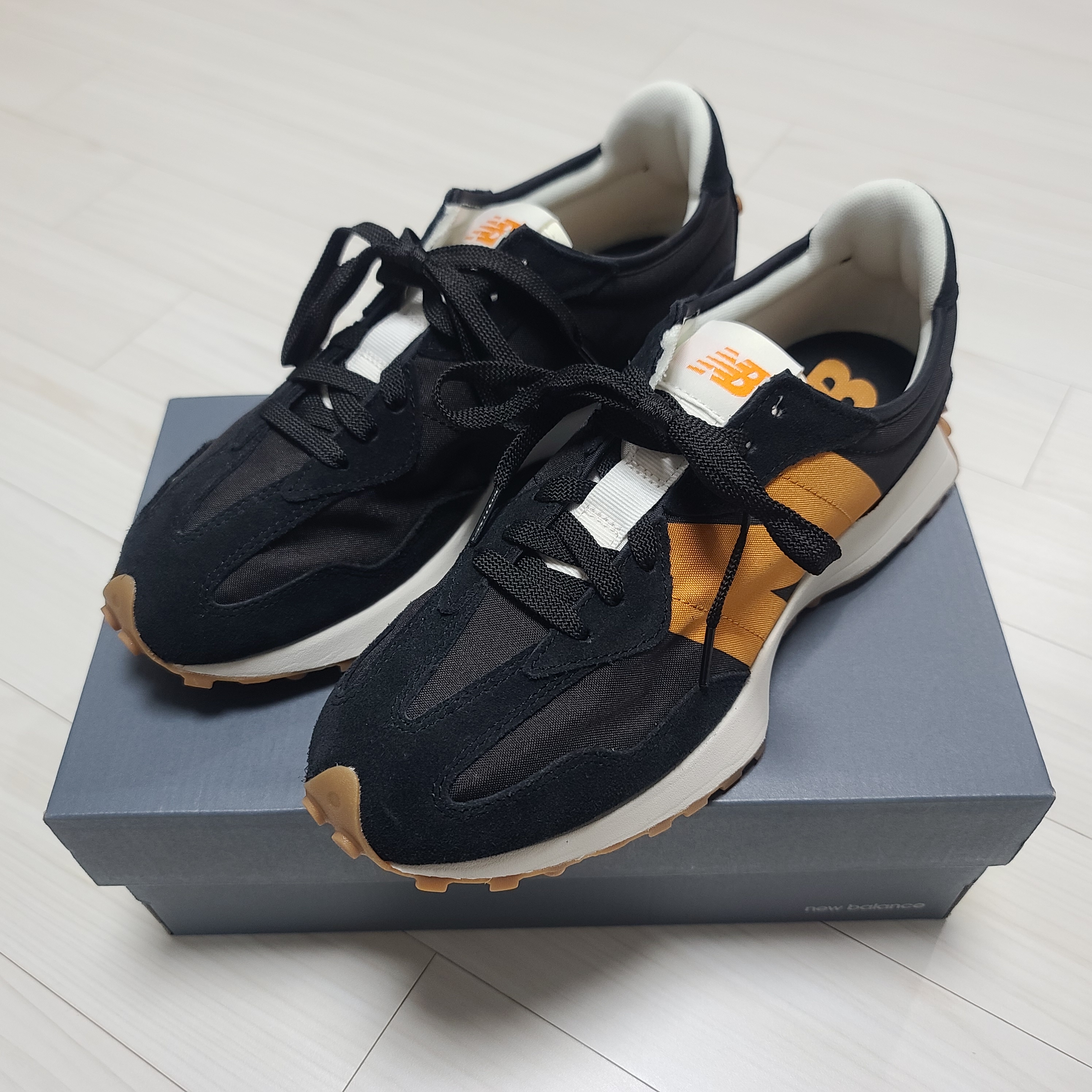 New Balance 327 Black Orange 착용 스타일