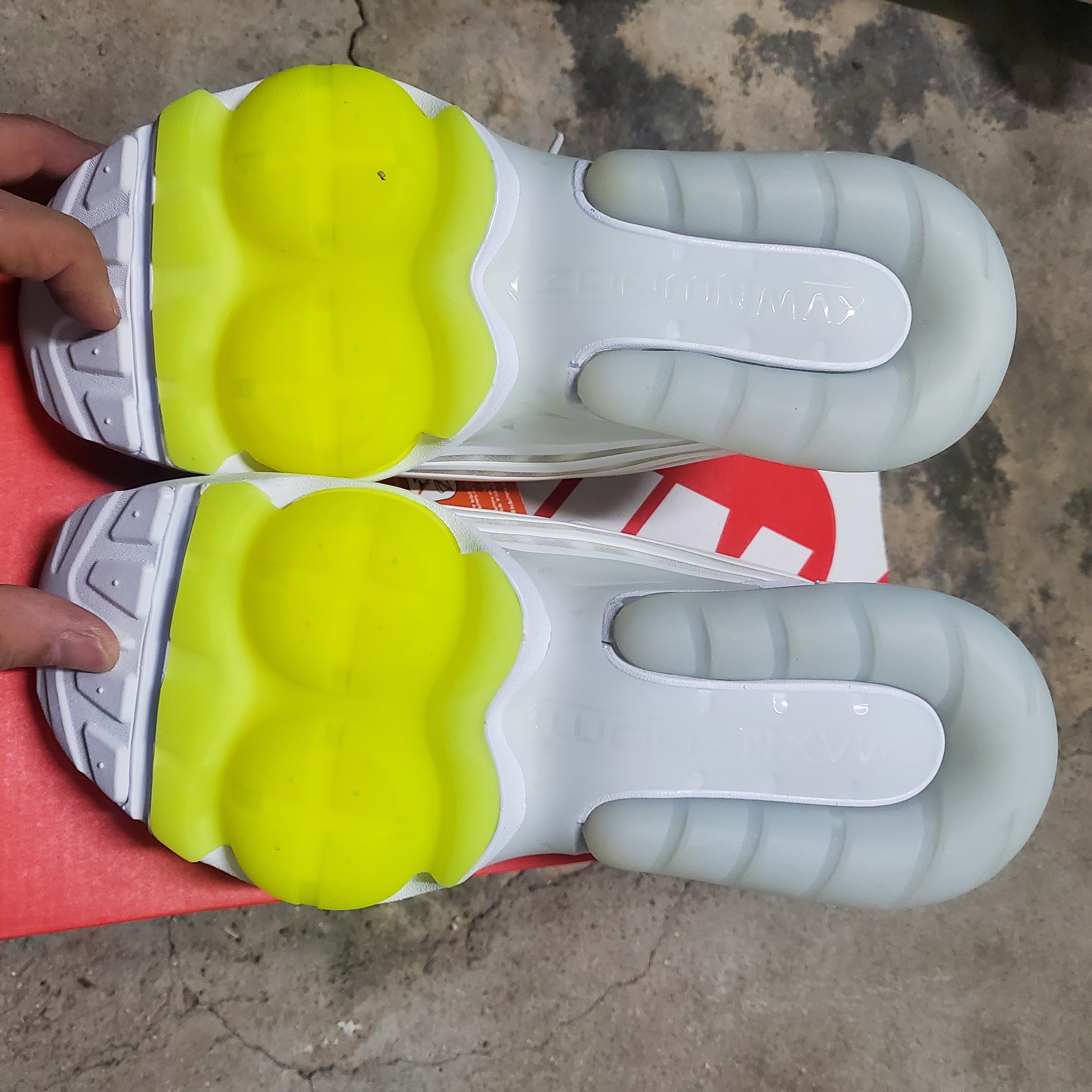 (W) Nike Air Max Zoom 950 White Barely Volt 착용 스타일 - 3