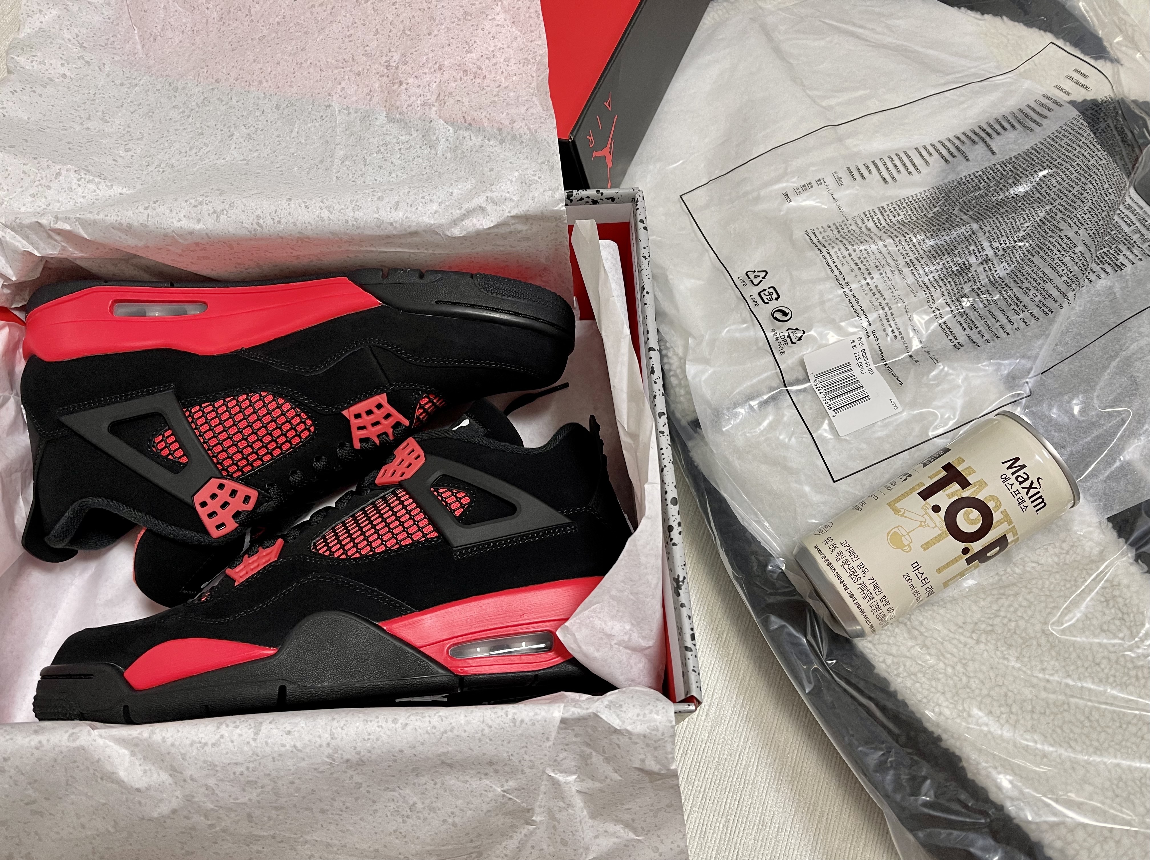 Jordan 4 Retro Crimson, Nike Big Swoosh Full Zip Jacket Black Sail 착용 스타일