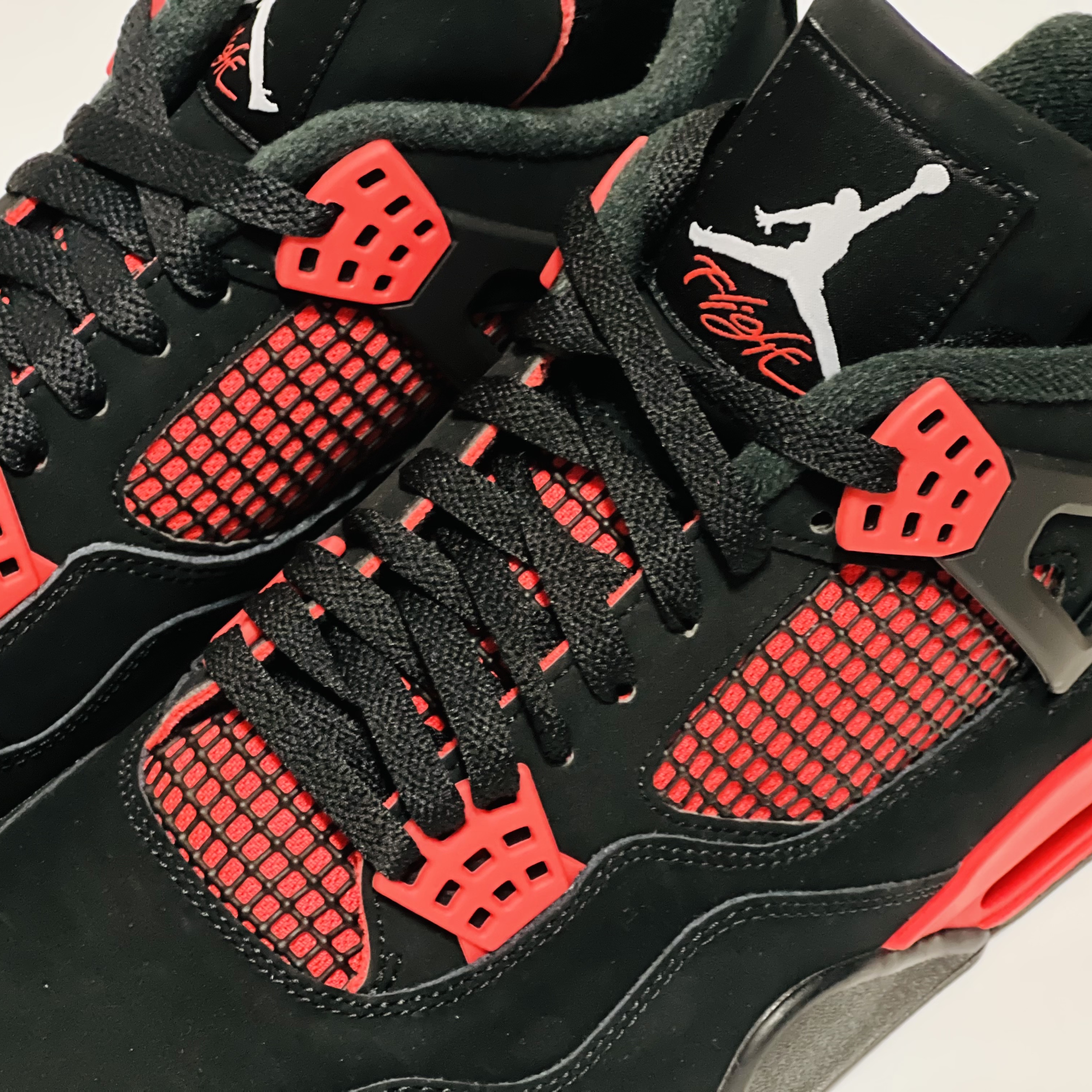 Jordan 4 Retro Crimson 착용 스타일 - 3