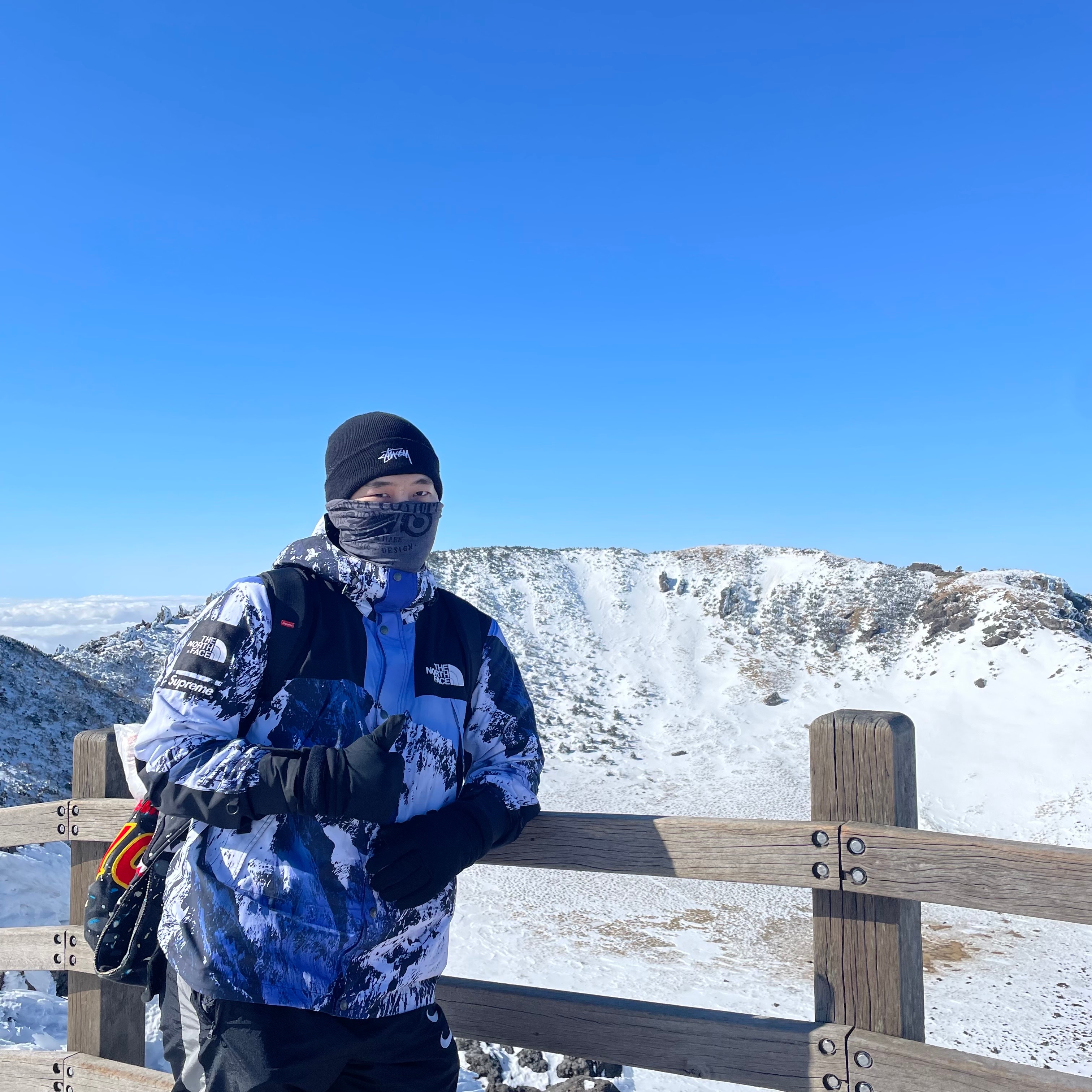 Supreme x The North Face Mountain Parka Blue White - 17FW, Stussy Stock Cuff Beanie Black 착용 스타일 - 1