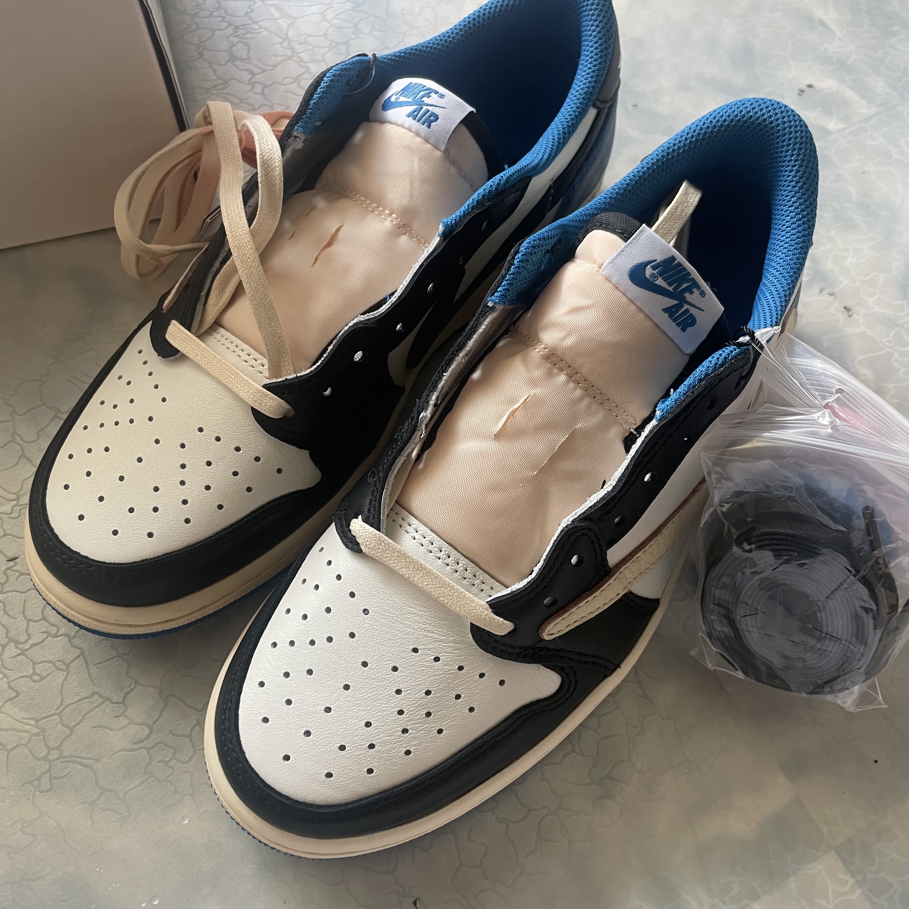 Jordan 1 x Travis Scott x Fragment Retro Low OG SP Military Blue 착용 스타일 - 2