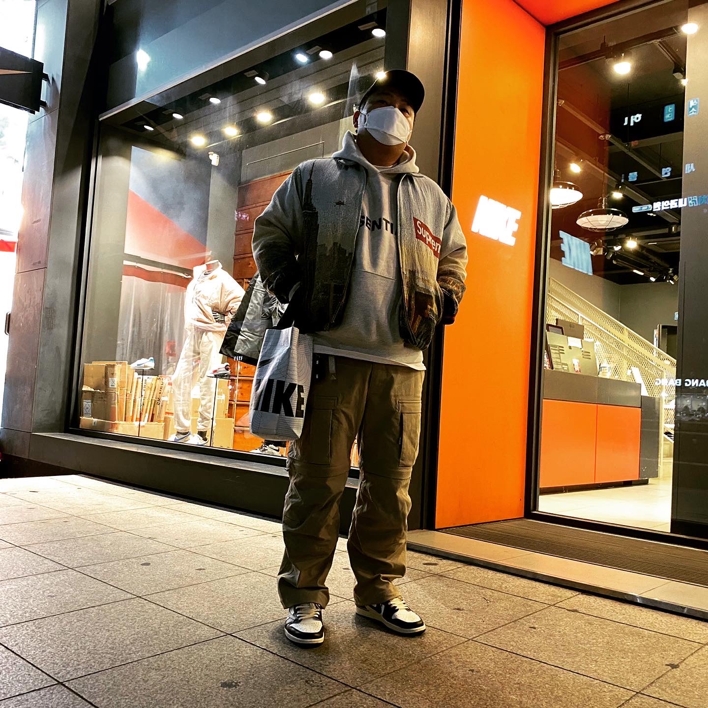 Supreme Aerial Tapestry Harrington Jacket - 20FW, Jordan 1 x Travis Scott x Fragment Retro Low OG SP Military Blue 착용 스타일 - 1