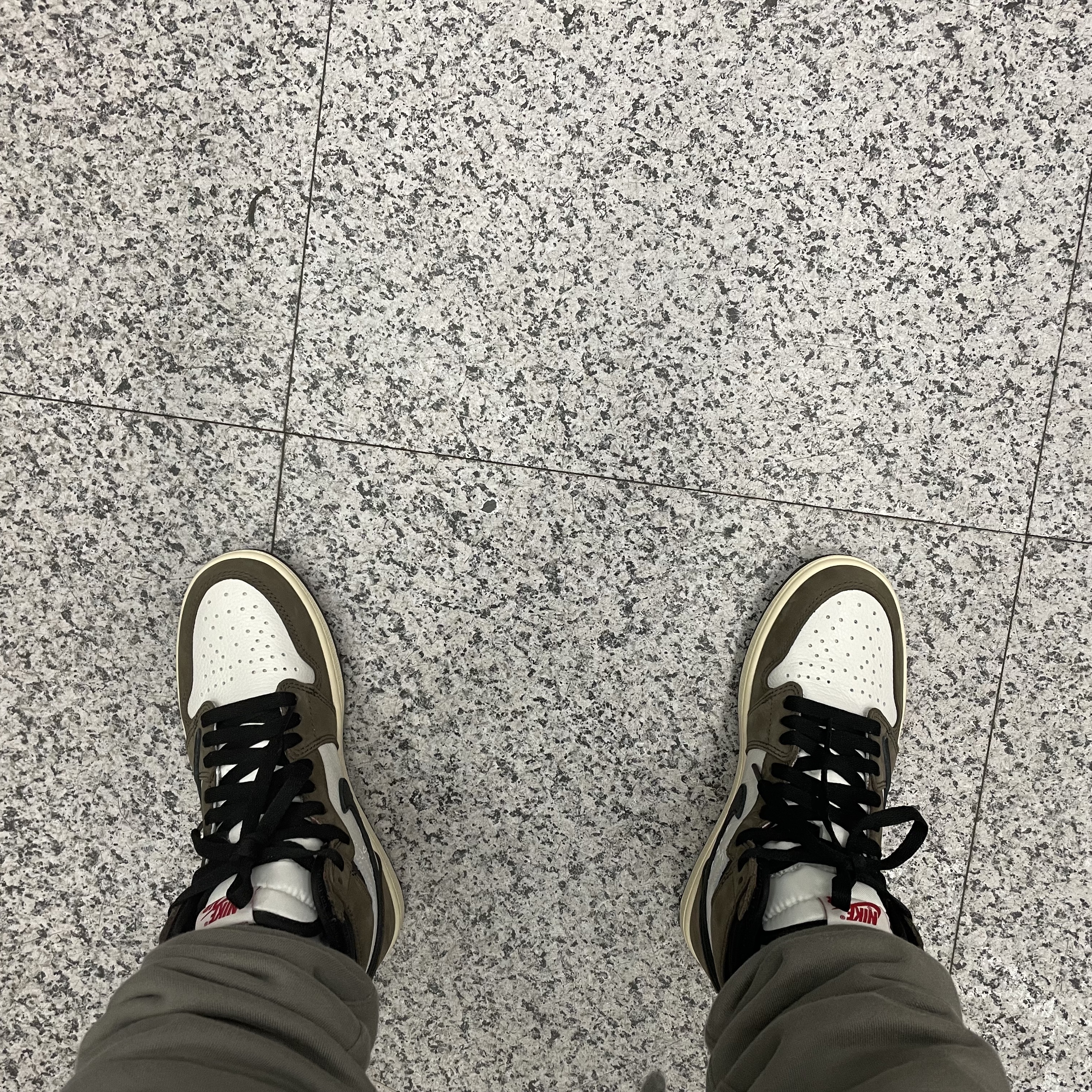 Jordan 1 x Travis Scott Retro High OG SP Mocha, Jordan 1 Retro High OG Black Mocha 착용 스타일 - 1